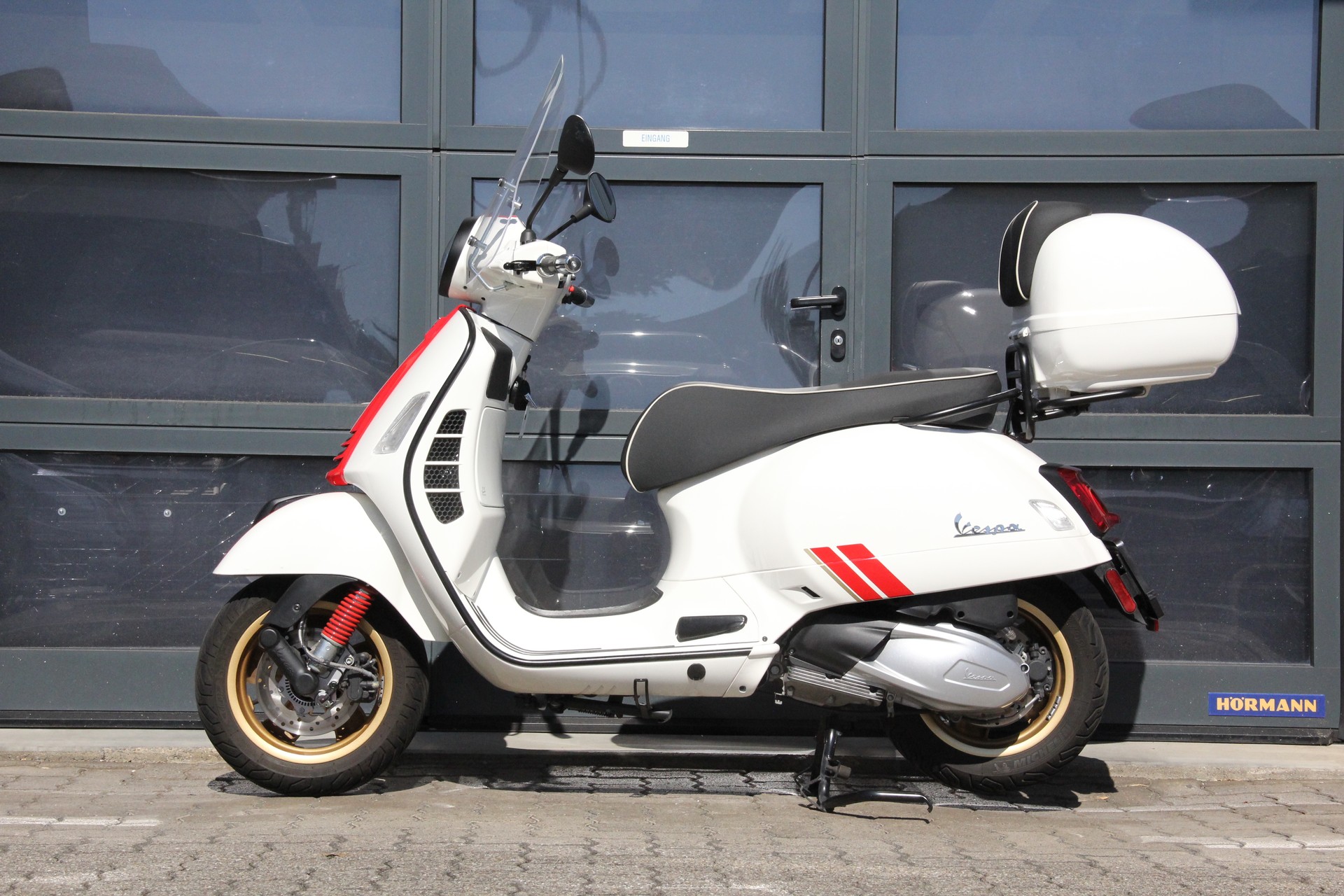 PIAGGIO Vespa GTS 300 Racing Sixties ABS-image-1