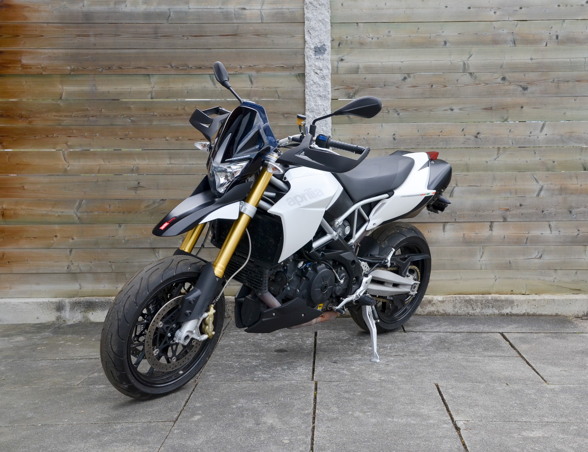 APRILIA Dorsoduro 1200 ABS/TC-showroom-element-3