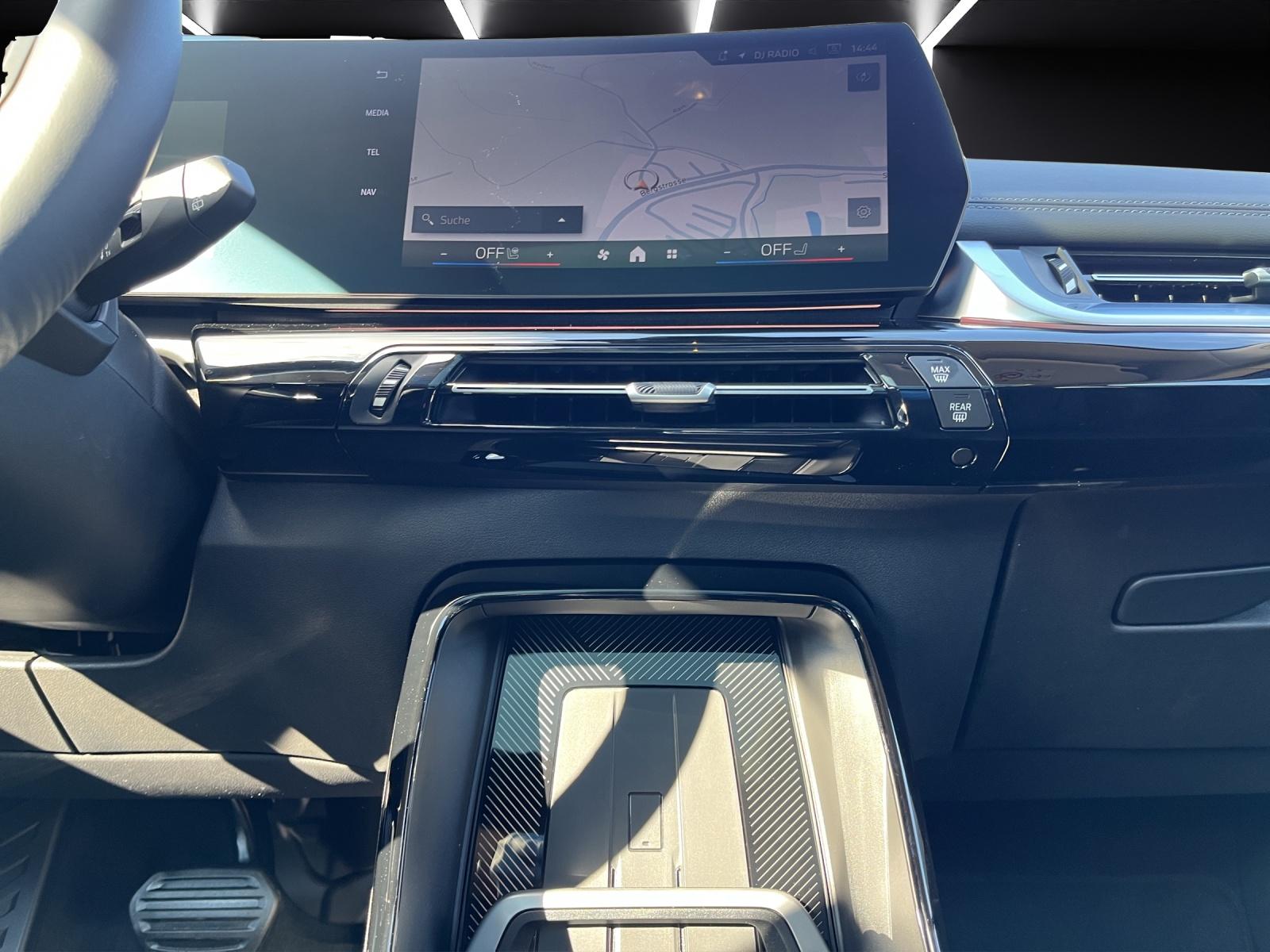 BMW 230e xDrive Active Tourer-image-12