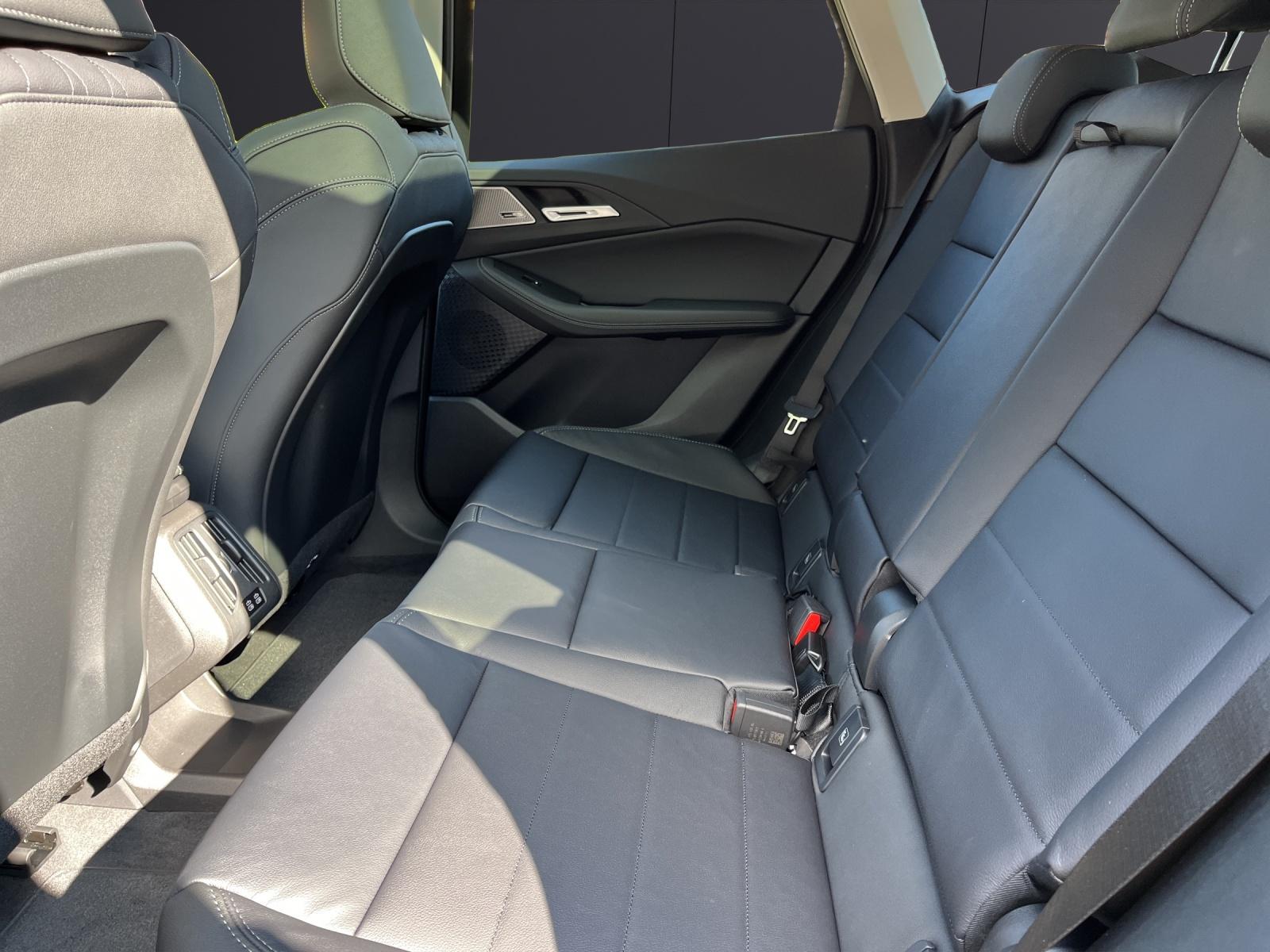 BMW 230e xDrive Active Tourer-image-13