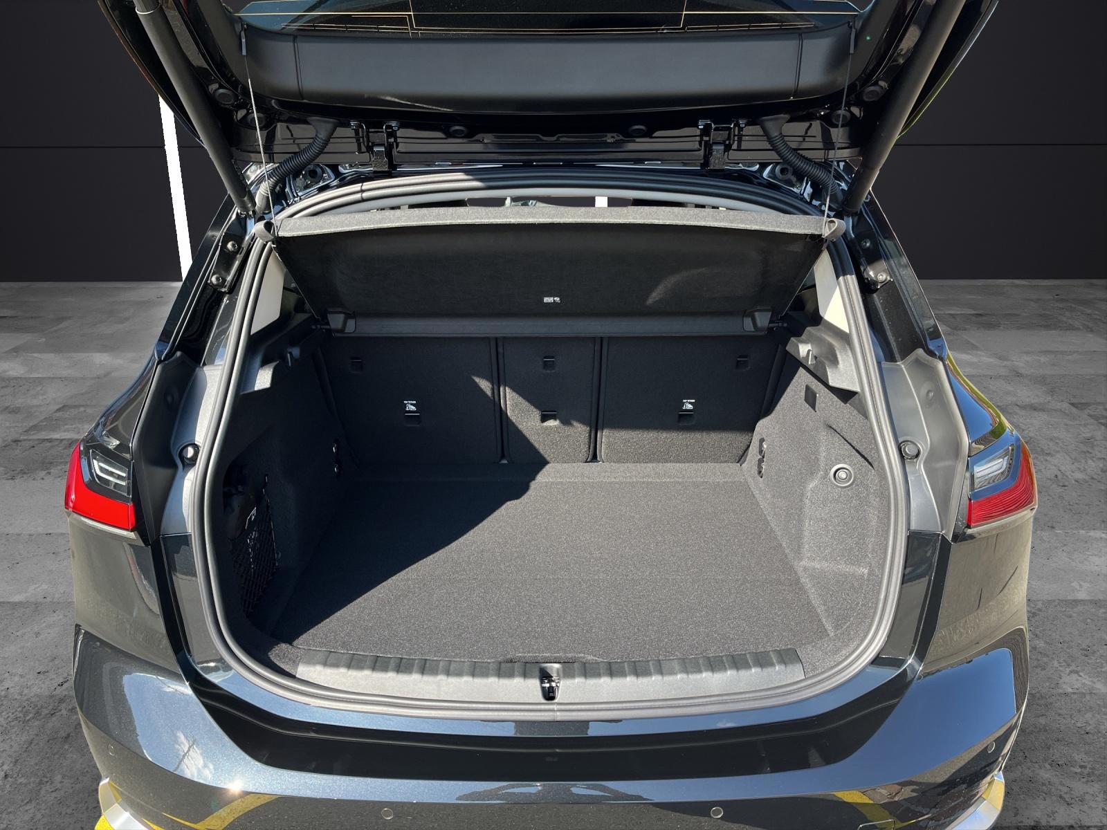 BMW 230e xDrive Active Tourer-image-9