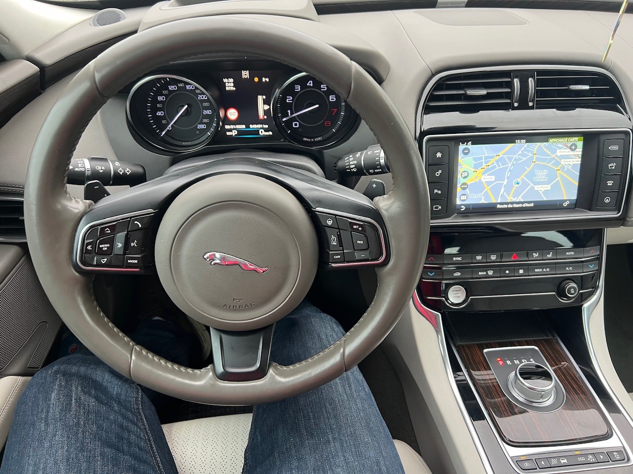 JAGUAR XE 25t 2.0 Prestige Automatic-image-11