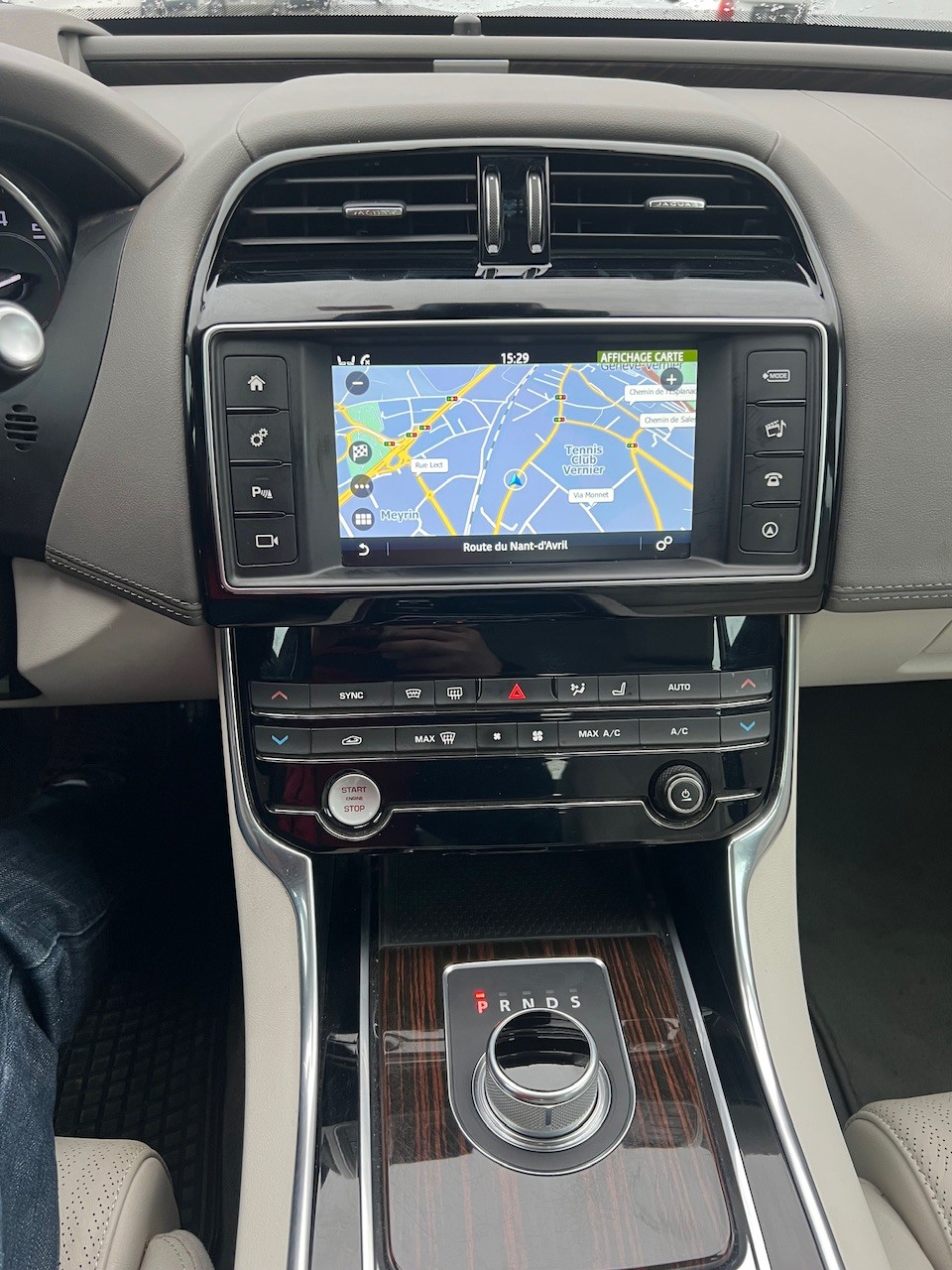 JAGUAR XE 25t 2.0 Prestige Automatic-image-13