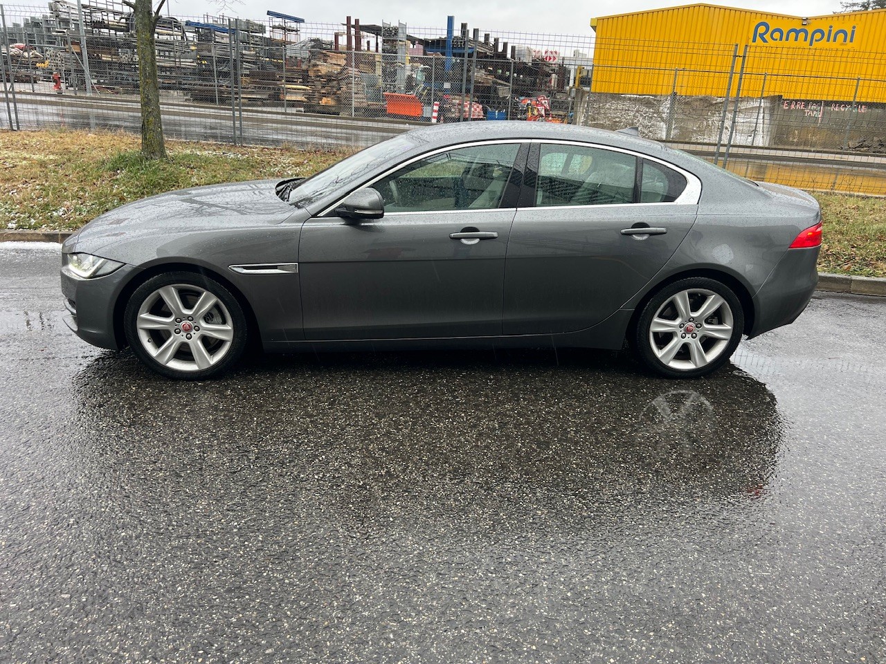 JAGUAR XE 25t 2.0 Prestige Automatic-image-2