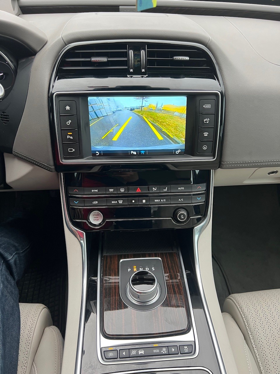 JAGUAR XE 25t 2.0 Prestige Automatic-image-12