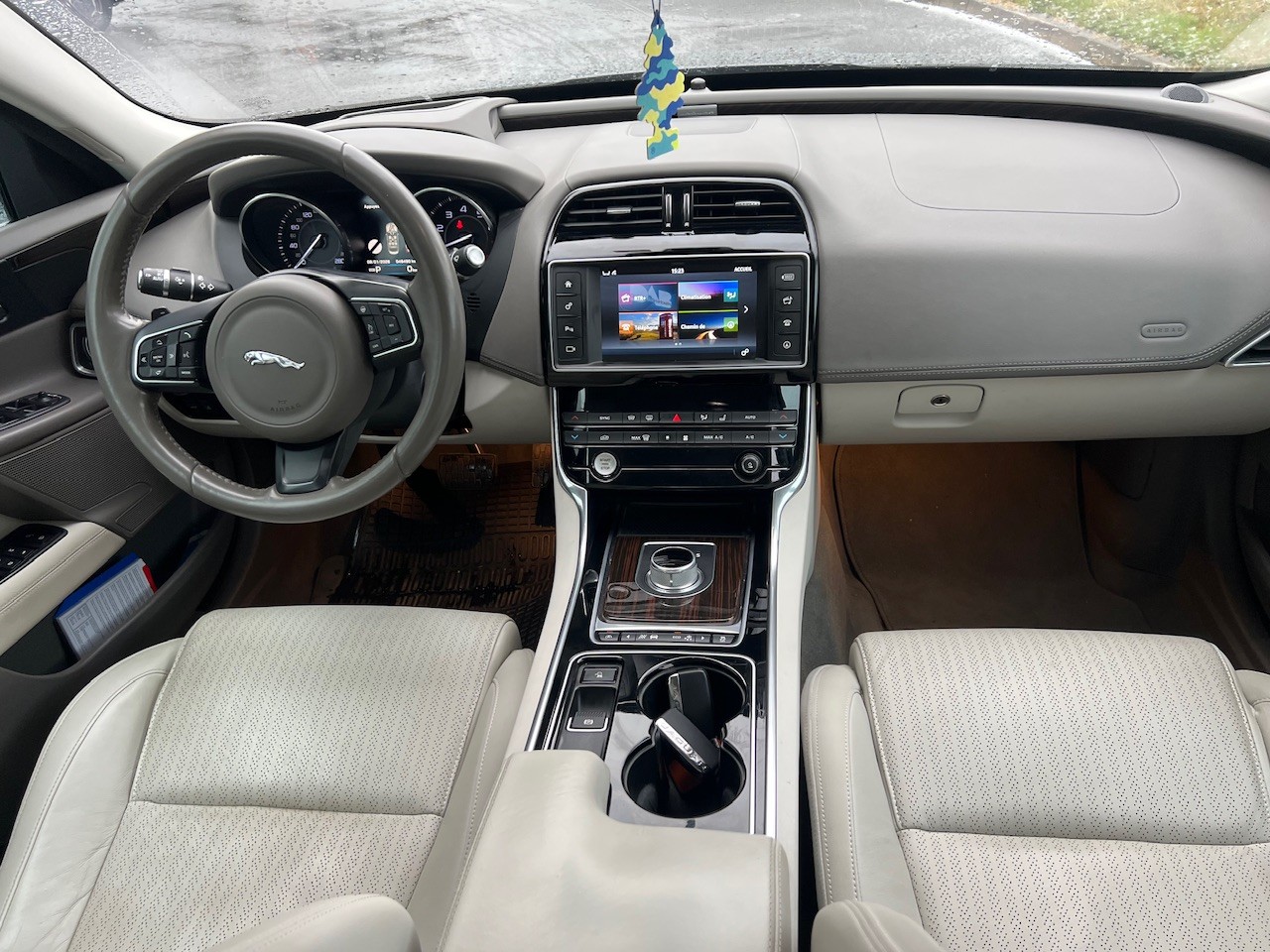 JAGUAR XE 25t 2.0 Prestige Automatic-image-10