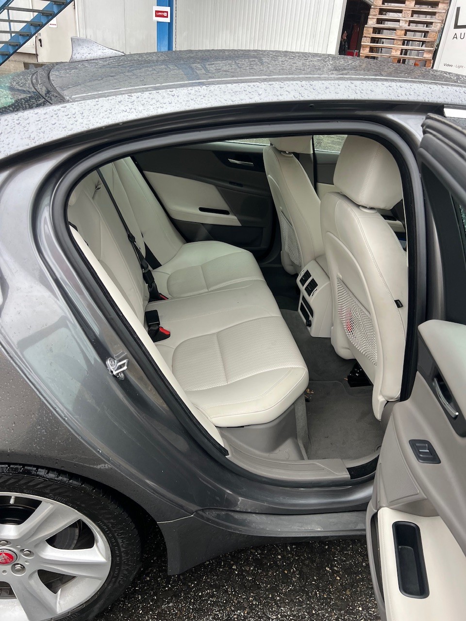 JAGUAR XE 25t 2.0 Prestige Automatic-image-15
