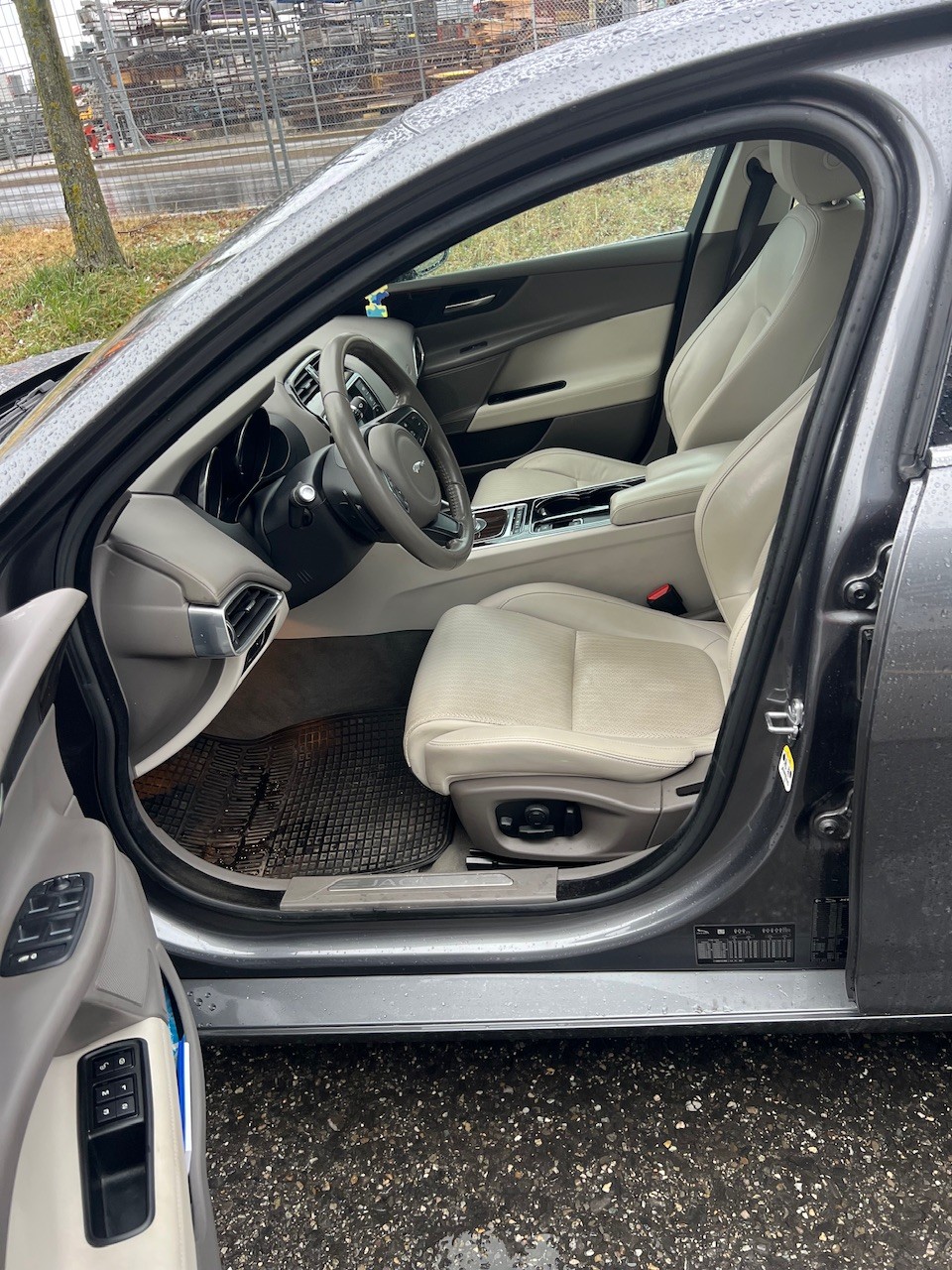 JAGUAR XE 25t 2.0 Prestige Automatic-image-9