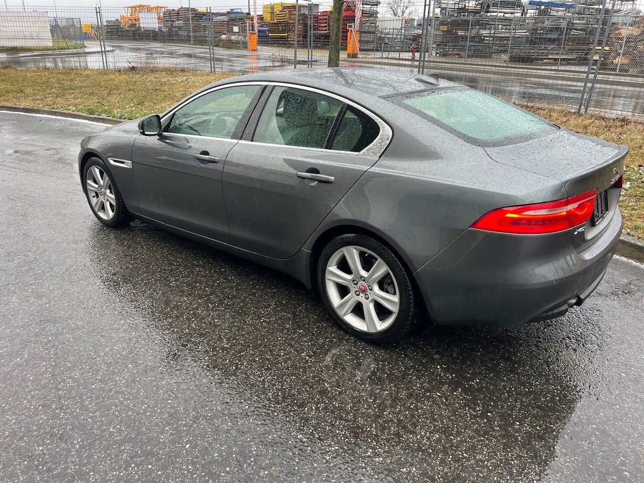 JAGUAR XE 25t 2.0 Prestige Automatic-image-3
