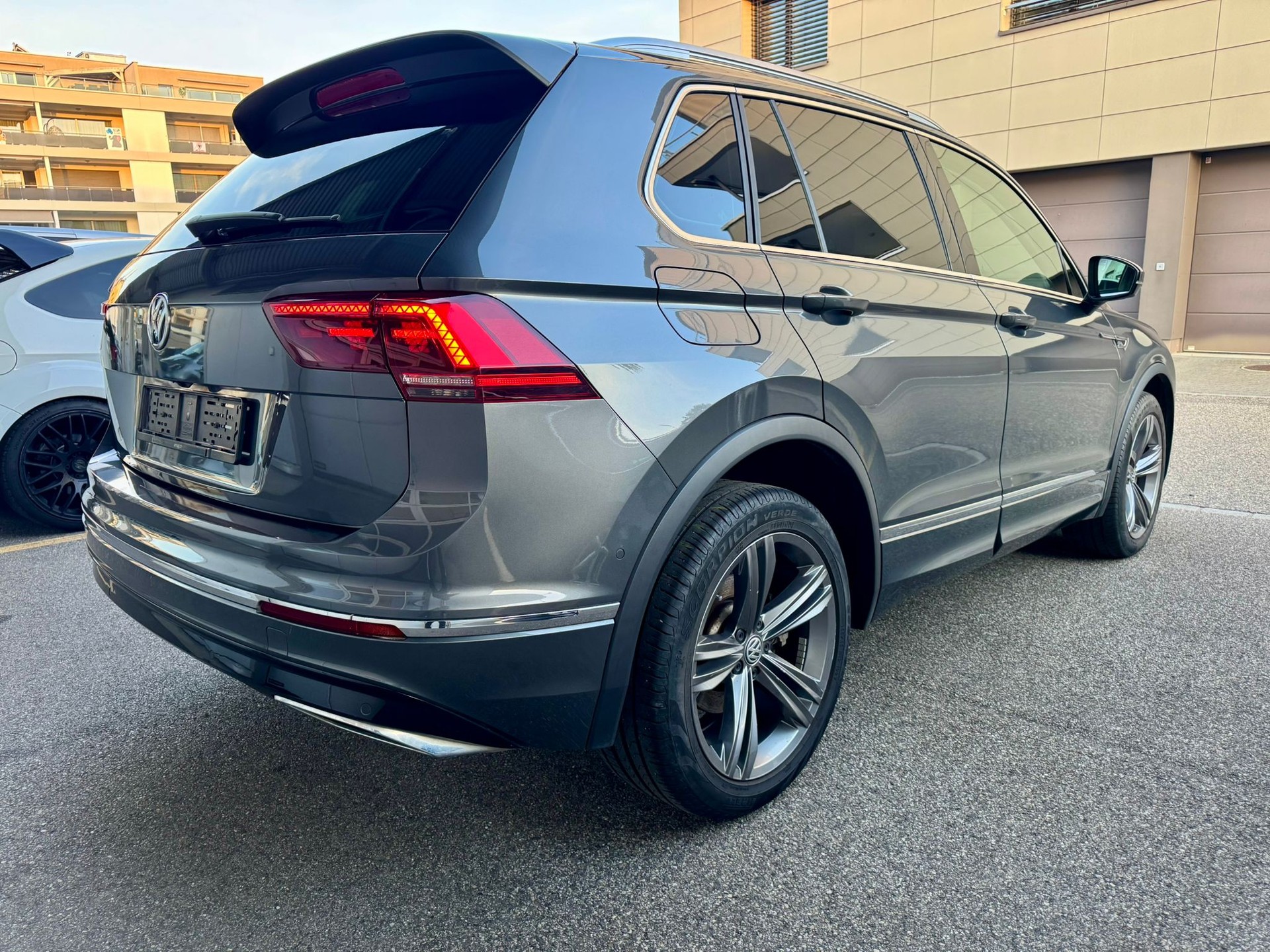 VW Tiguan 2.0 TDI SCR Highline 4Motion DSG-showroom-element-3