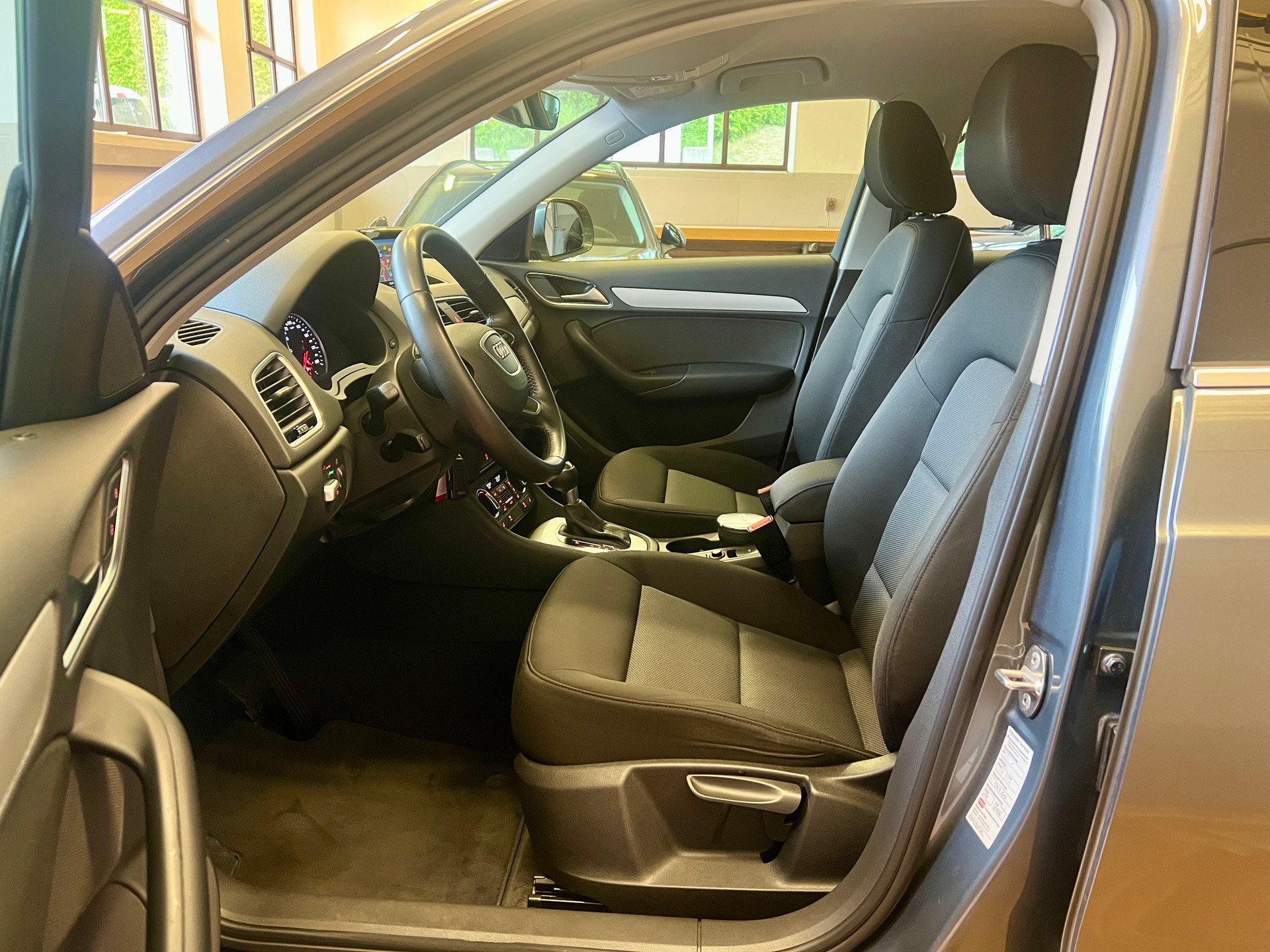 AUDI Q3 2.0 TDI quattro S-tronic-image-11