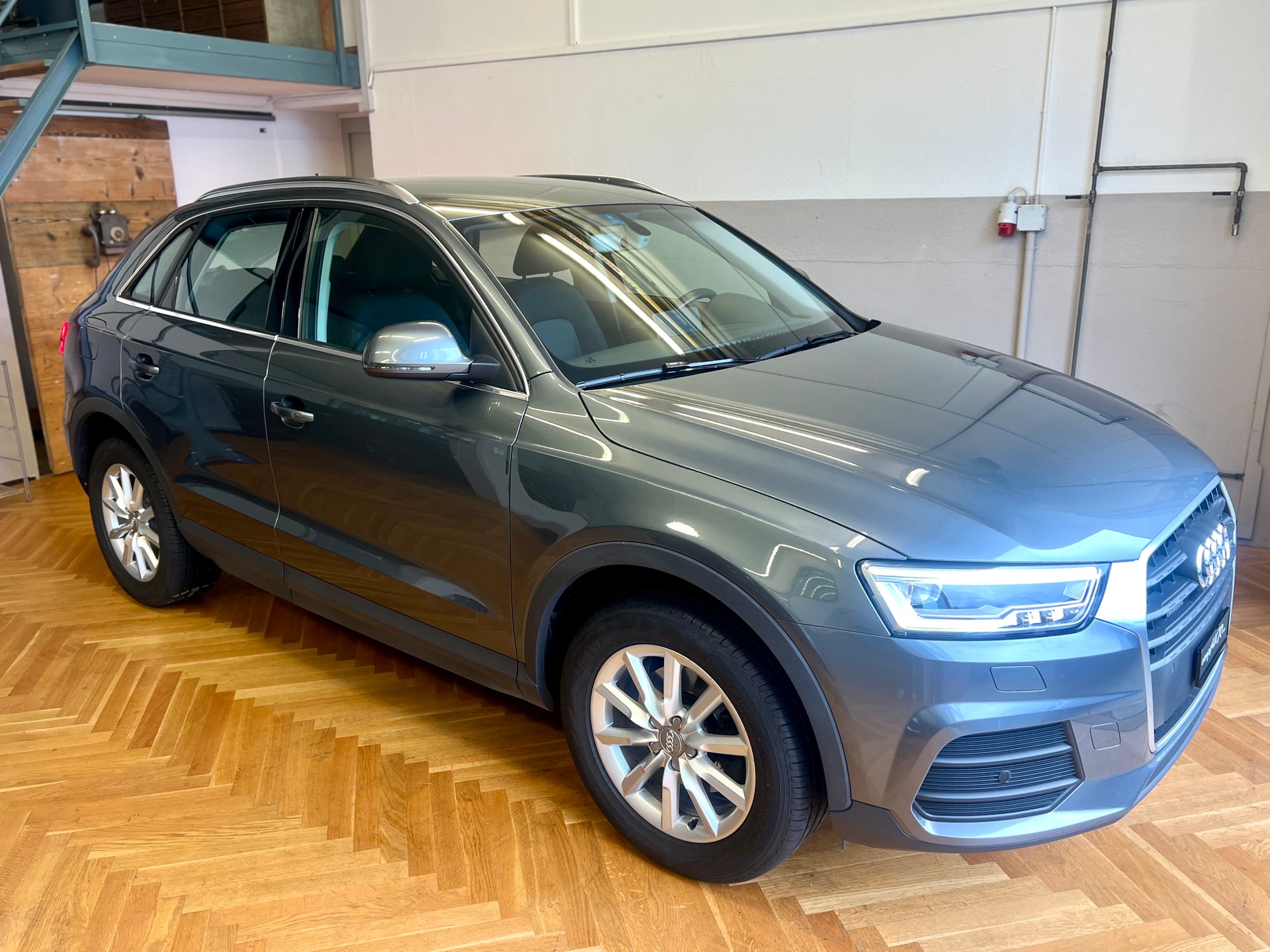 AUDI Q3 2.0 TDI quattro S-tronic-showroom-element-2