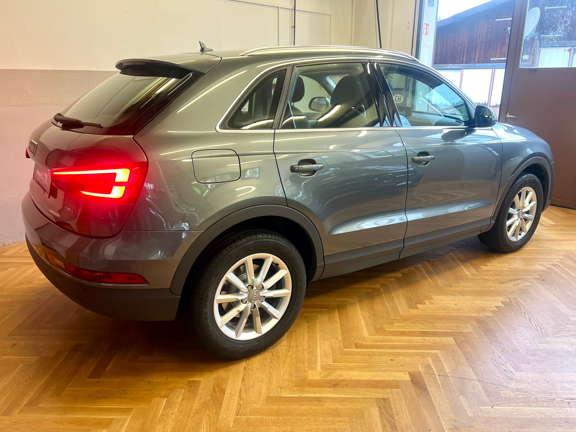 AUDI Q3 2.0 TDI quattro S-tronic-image-4