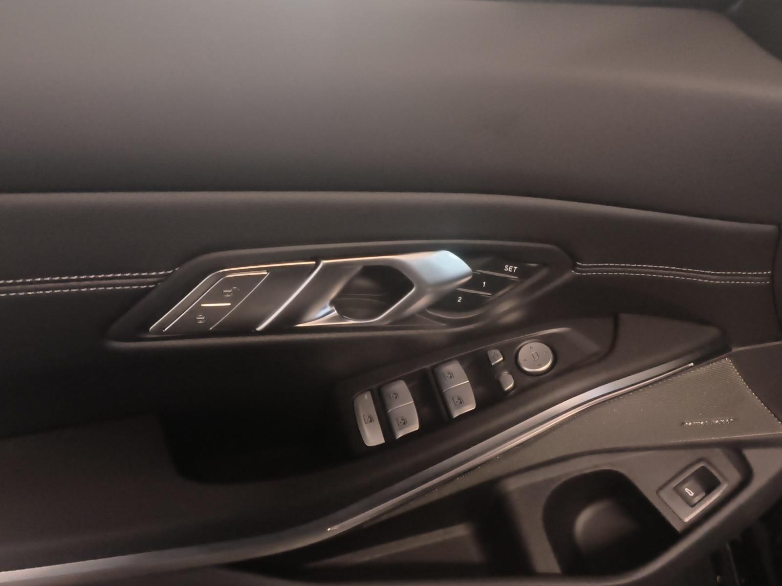 BMW 330d xDrive-image-10