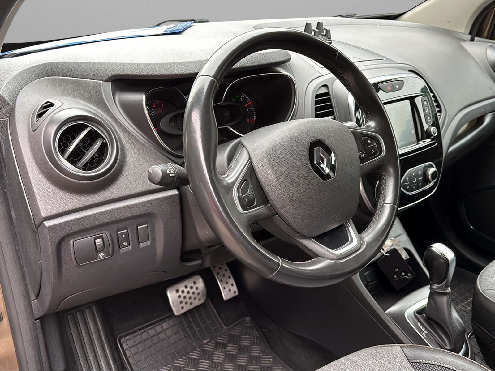 RENAULT Captur 1.2 T 16V Outdoor EDC-image-15