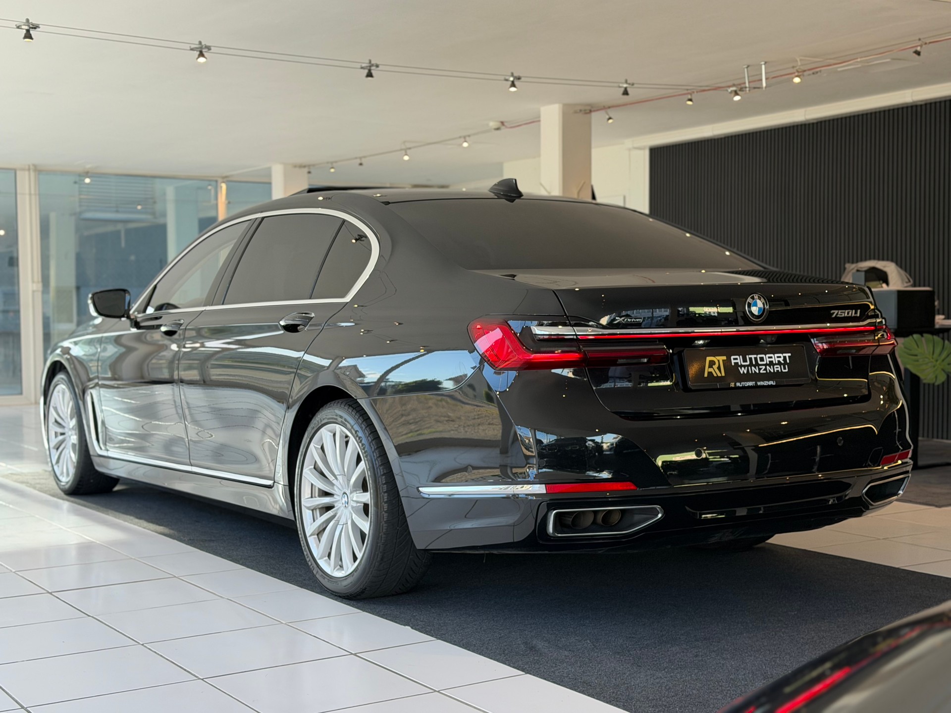 BMW 750Li xDrive Steptronic **Vollausstattung**-image-8