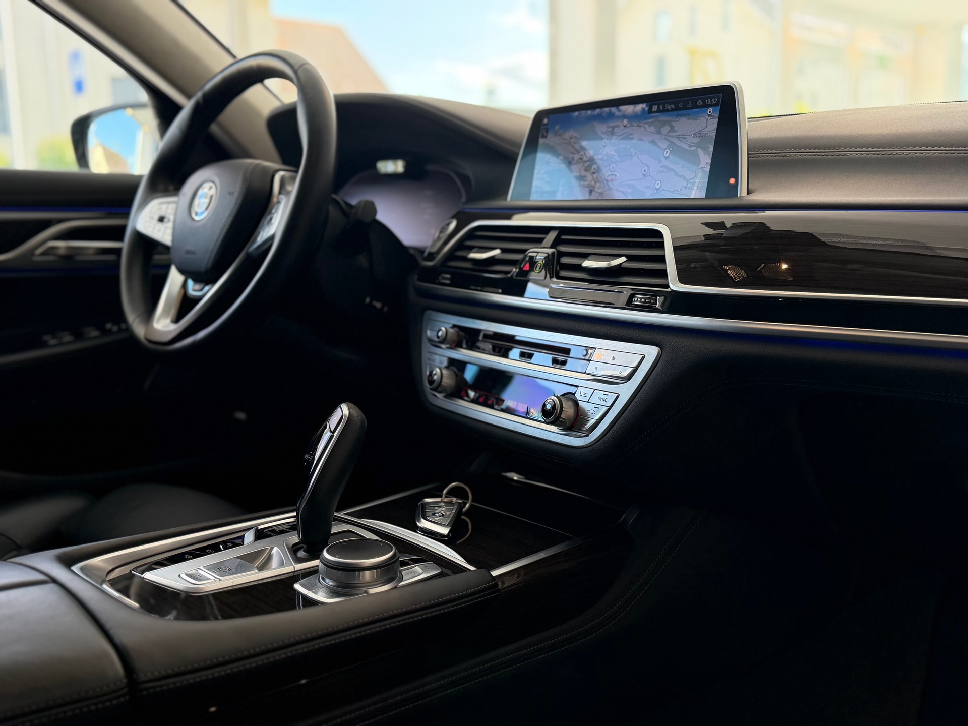 BMW 750Li xDrive Steptronic **Vollausstattung**-image-18