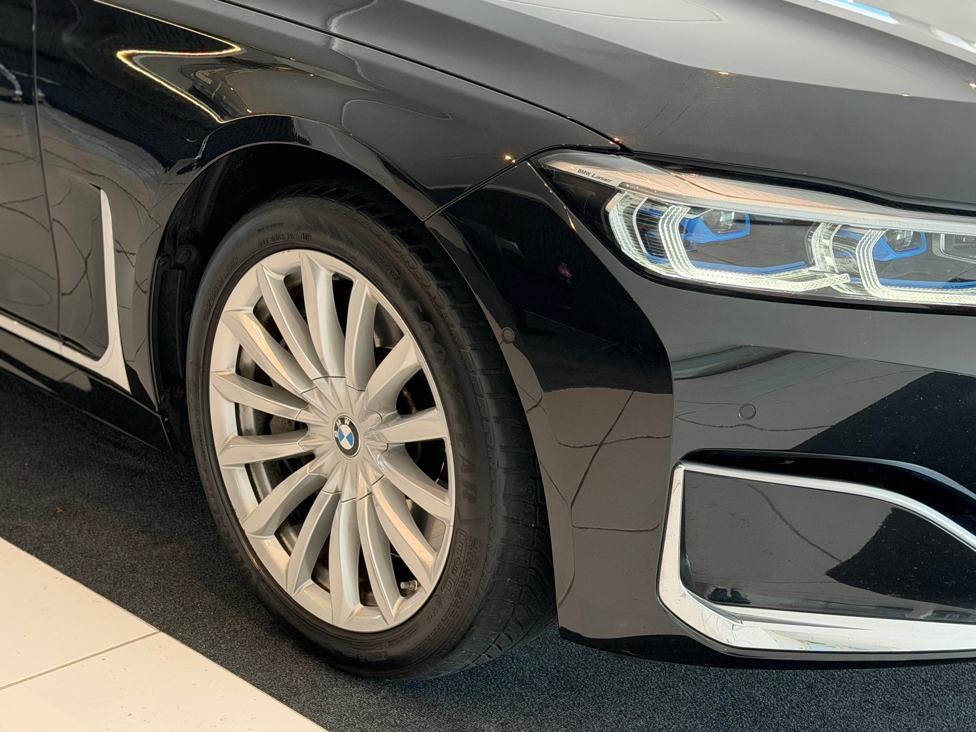 BMW 750Li xDrive Steptronic **Vollausstattung**-image-4