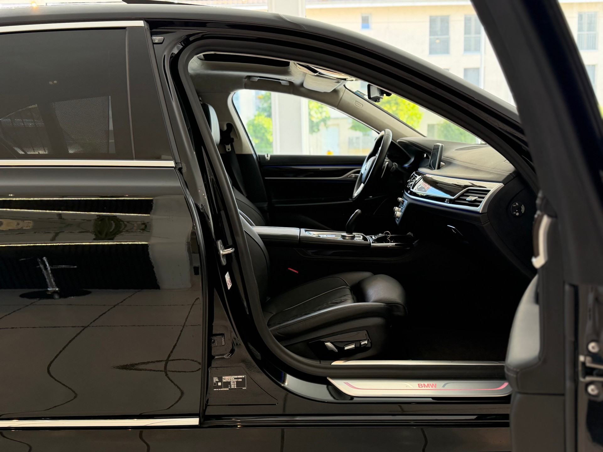 BMW 750Li xDrive Steptronic **Vollausstattung**-image-17