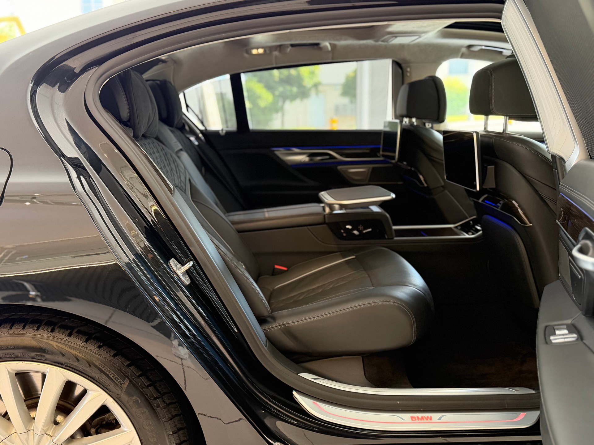 BMW 750Li xDrive Steptronic **Vollausstattung**-image-21