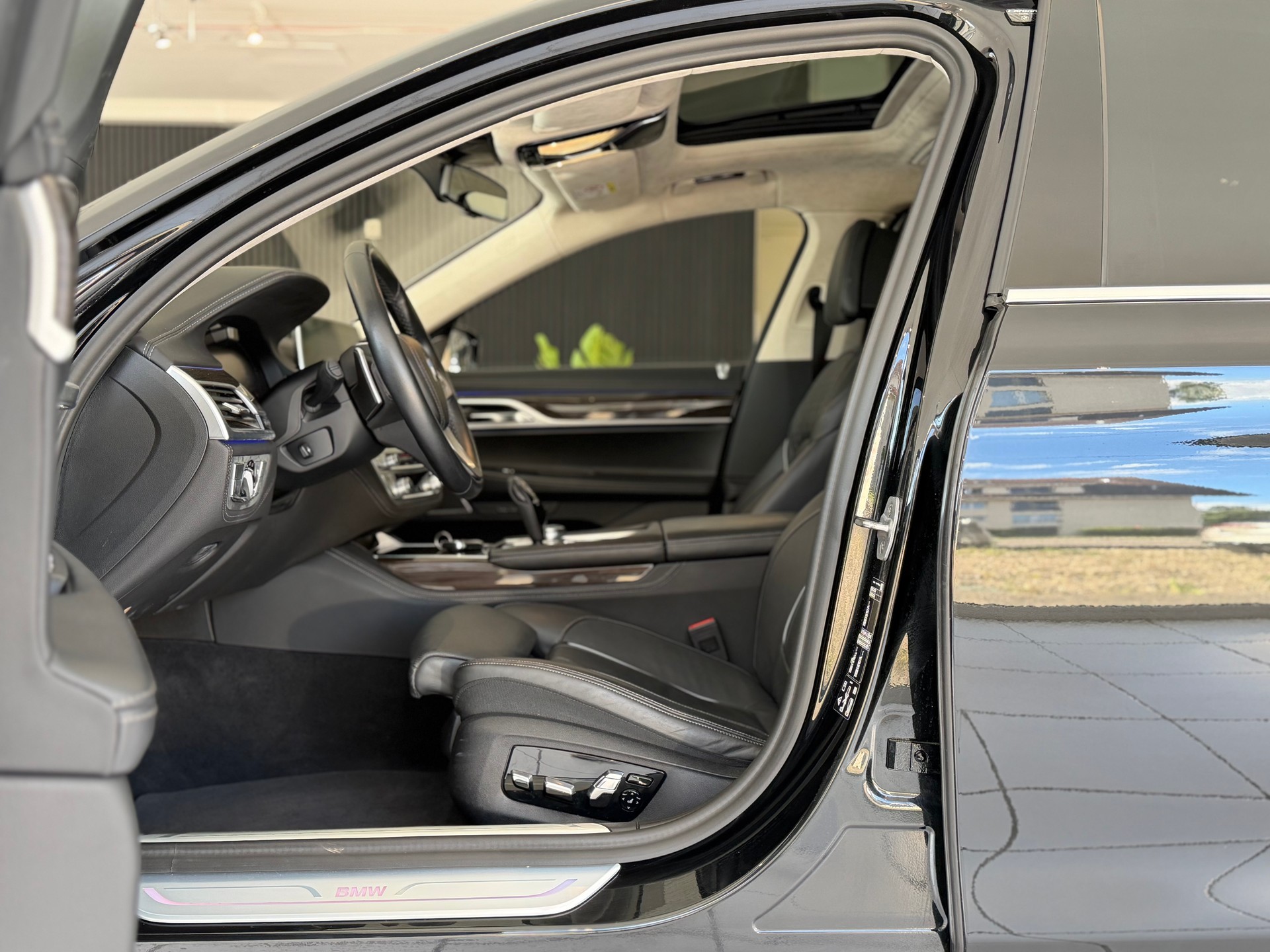 BMW 750Li xDrive Steptronic **Vollausstattung**-image-11