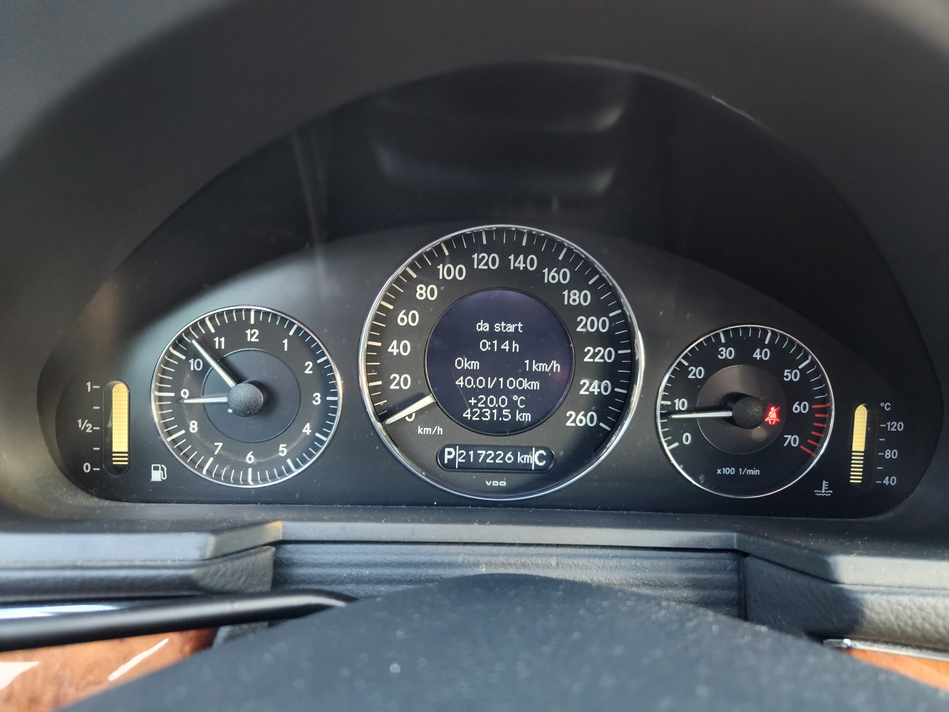 MERCEDES-BENZ E 240-image-12