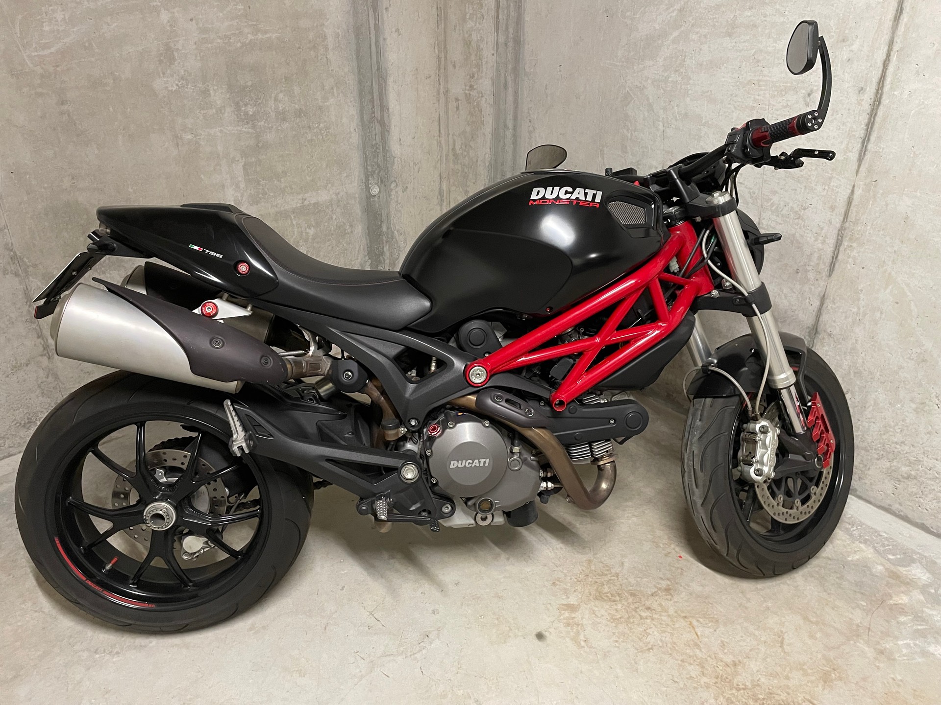 DUCATI MONSTER 796-image-0