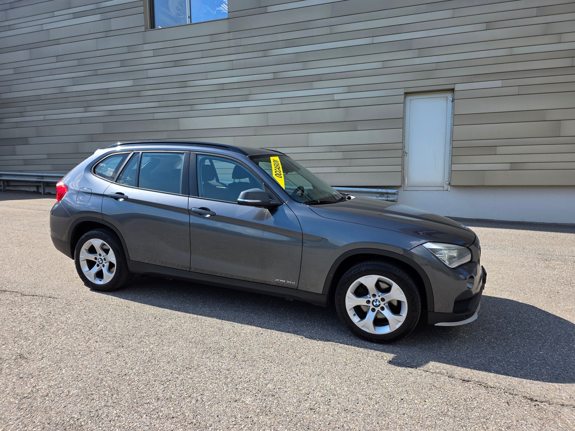 BMW X1 xDrive 18d-showroom-element-3