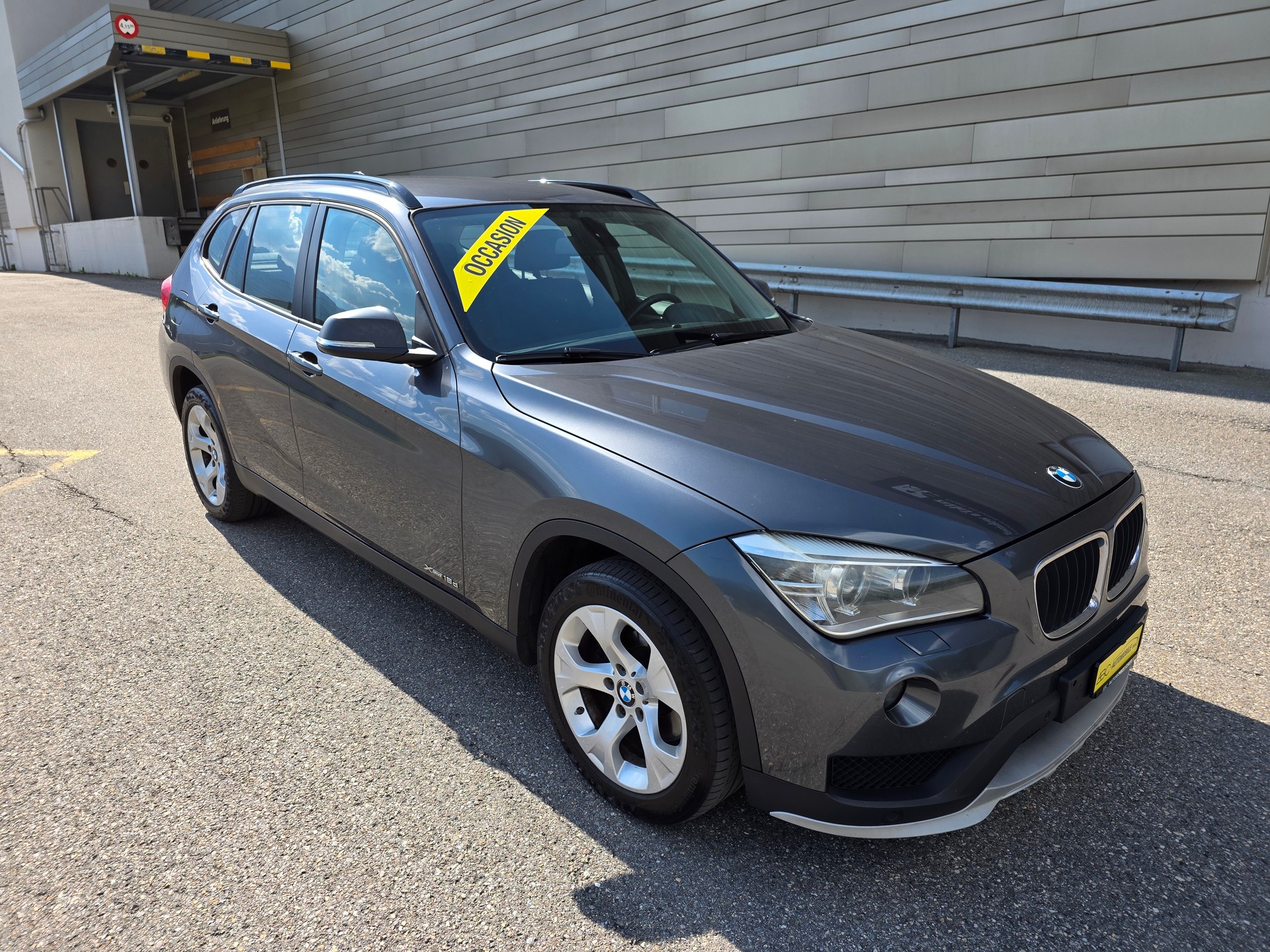 BMW X1 xDrive 18d-showroom-element-1