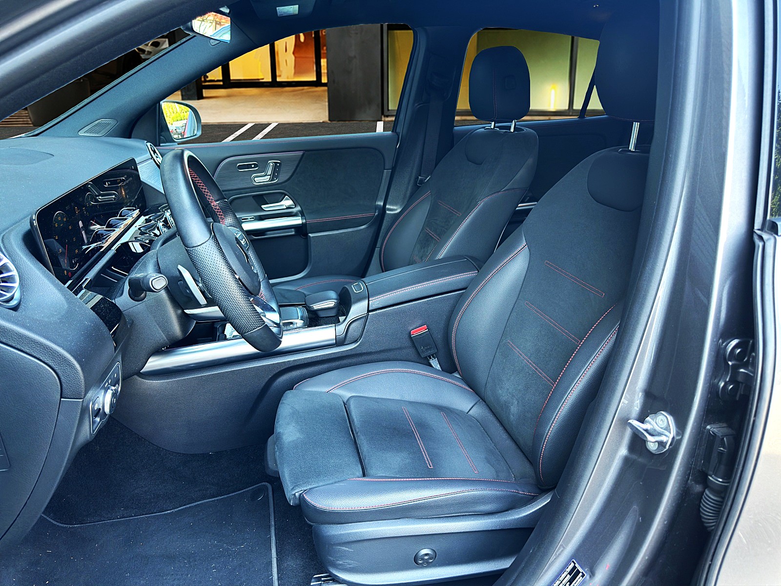 MERCEDES-BENZ GLA 200 AMG Line 4matic / CH Fahrzeug mit Gratis Service-image-6