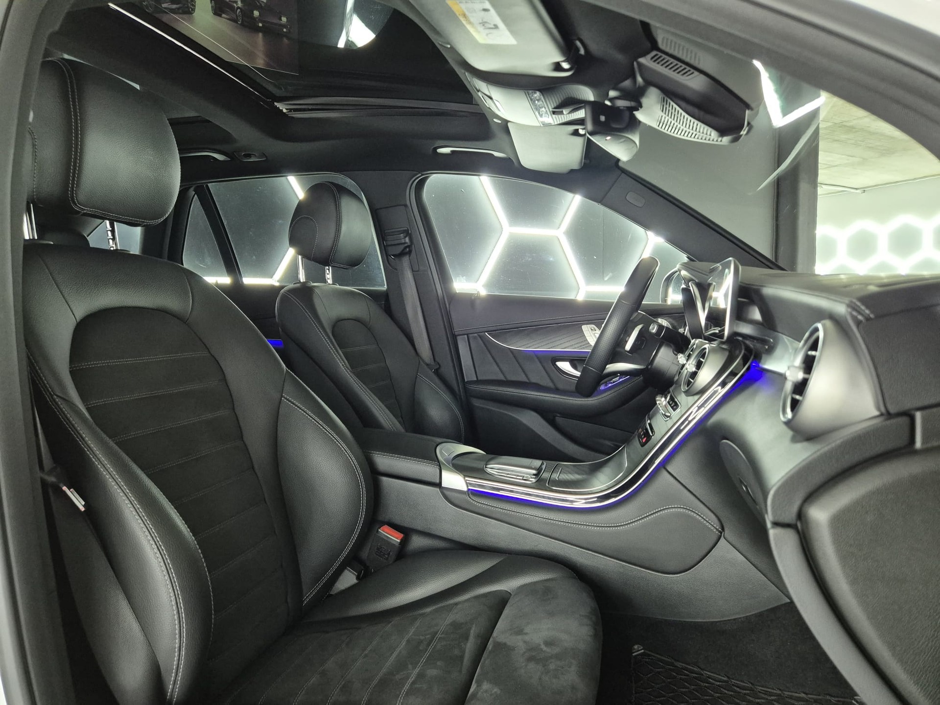 MERCEDES-BENZ GLC 300 d AMG Line 4Matic 9G-Tronic-image-26