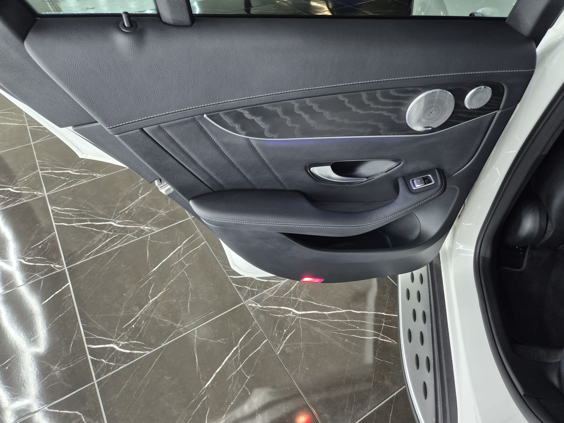 MERCEDES-BENZ GLC 300 d AMG Line 4Matic 9G-Tronic-image-21