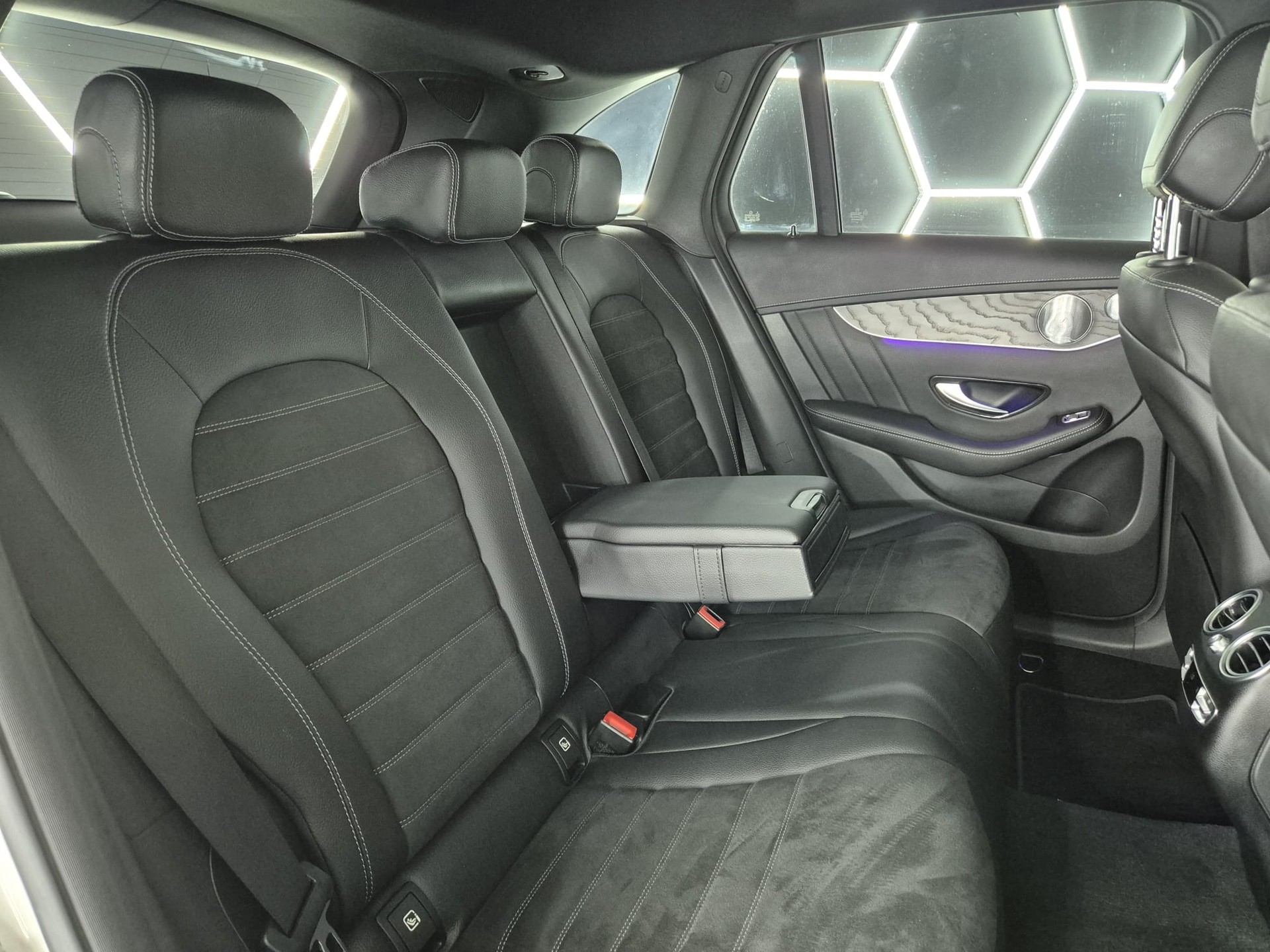 MERCEDES-BENZ GLC 300 d AMG Line 4Matic 9G-Tronic-image-24