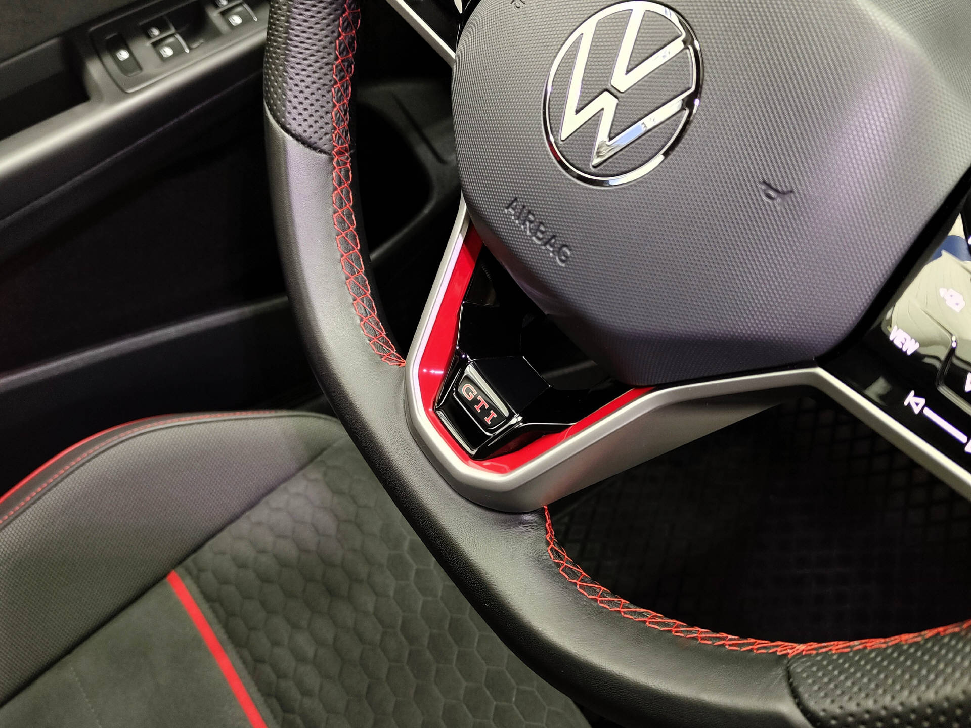 VW Golf VIII 2.0 TSI GTI Clubsport DSG-image-12