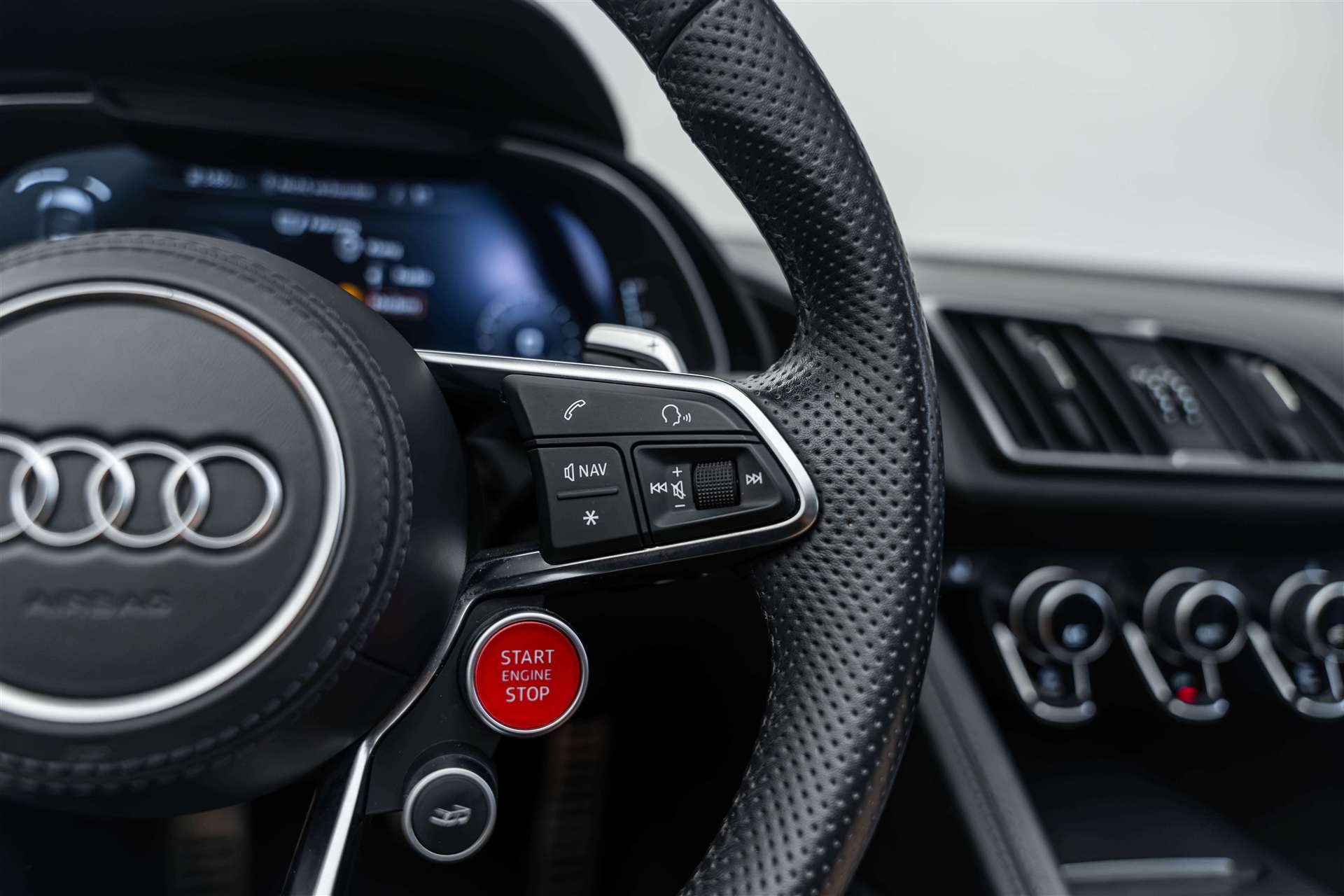 AUDI R8 Spyder 570PS S-Tronic Automat-image-16