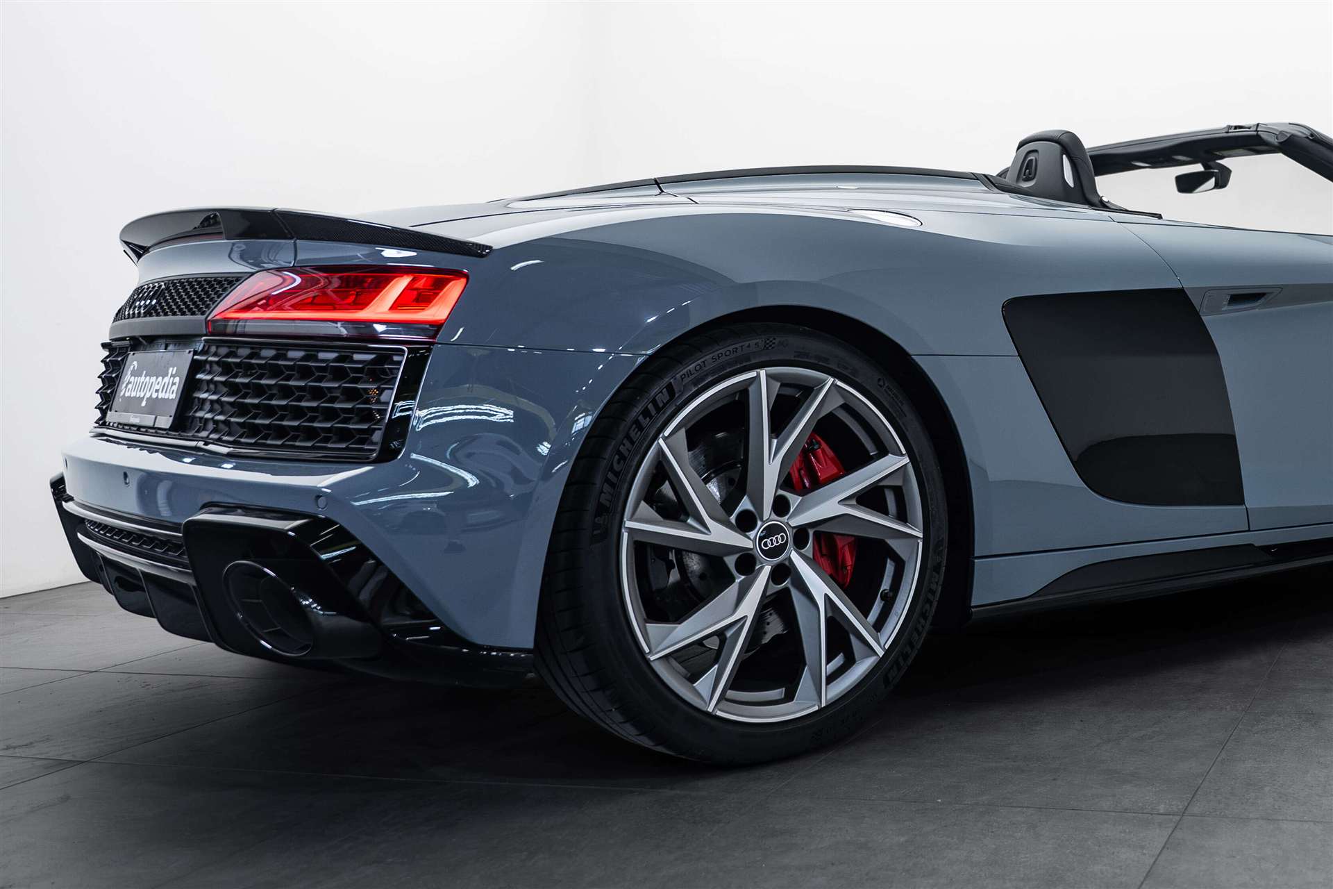AUDI R8 Spyder 570PS S-Tronic Automat-image-5