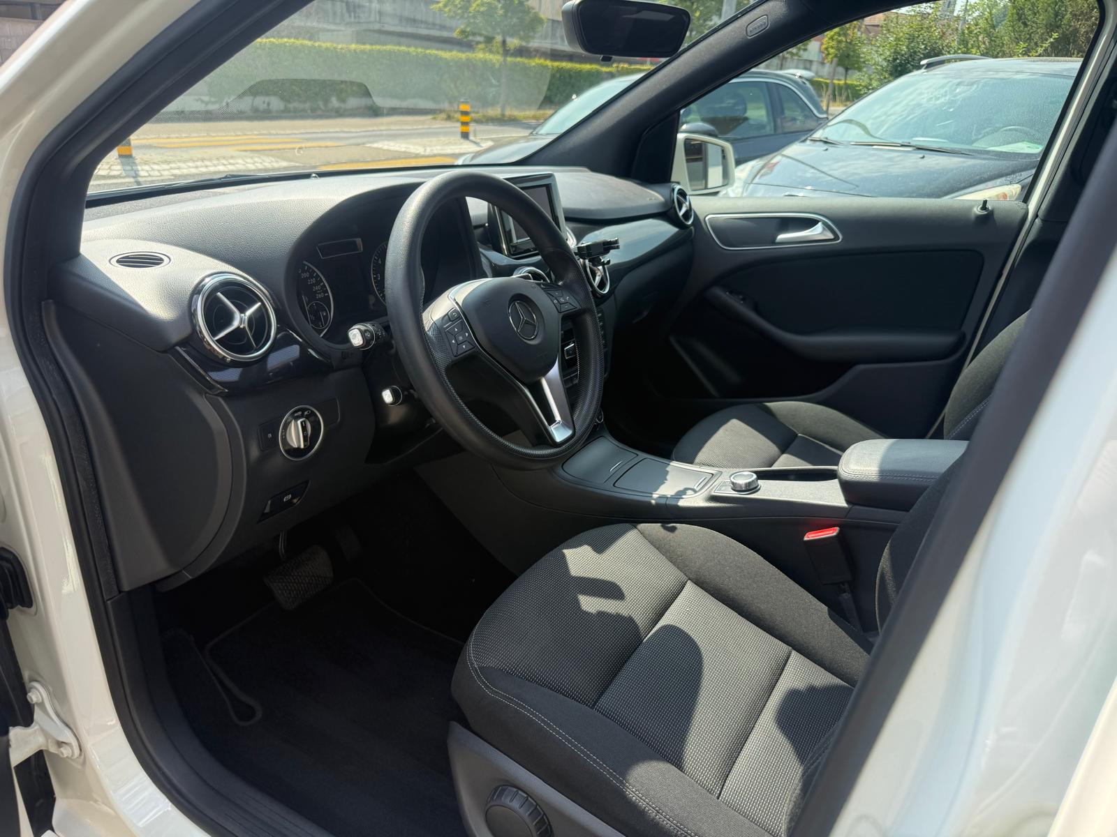 MERCEDES-BENZ B 220 4Matic 7G-DCT-image-8
