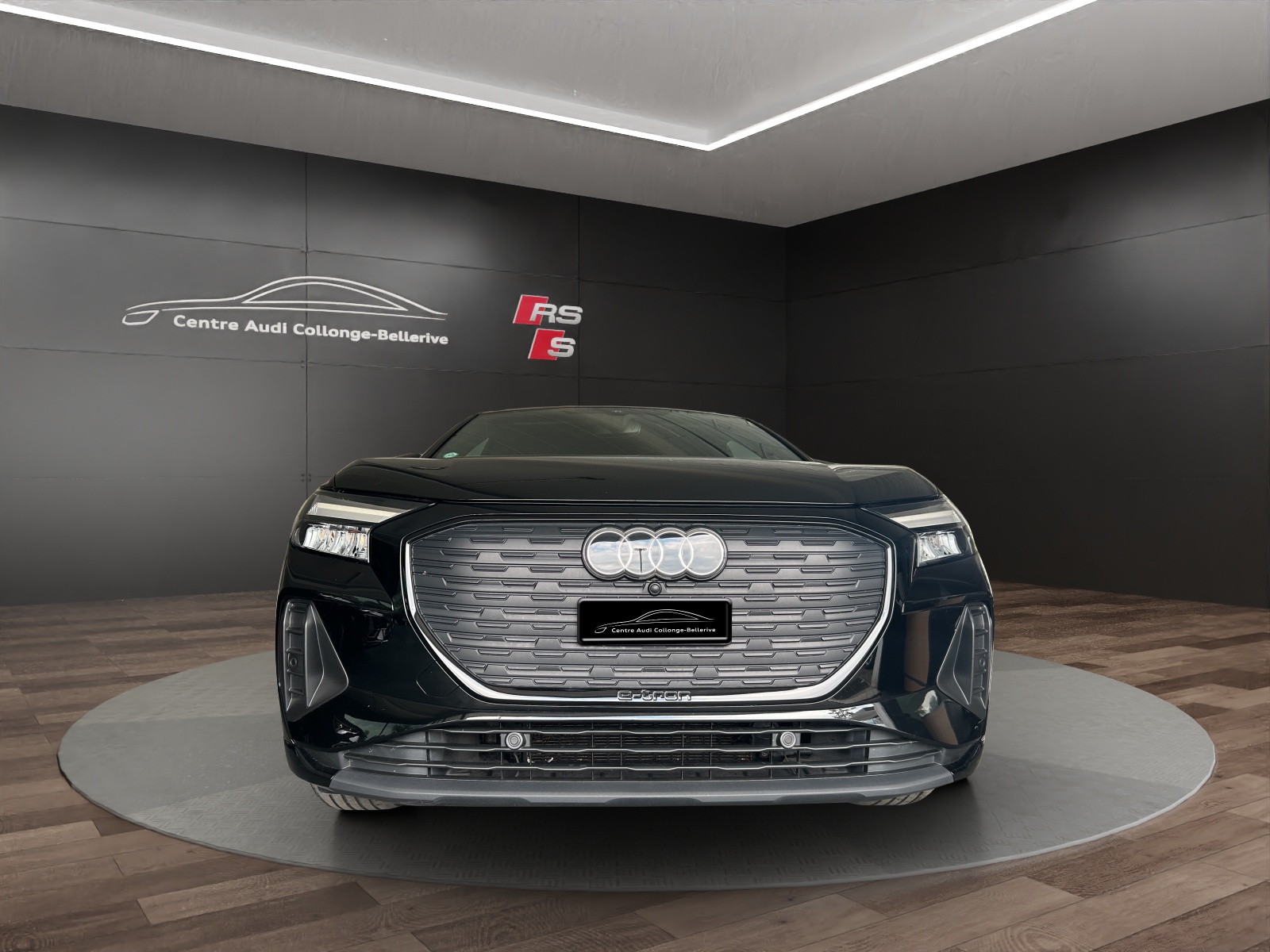 AUDI Q4 e-tron 50 quattro-showroom-element-1