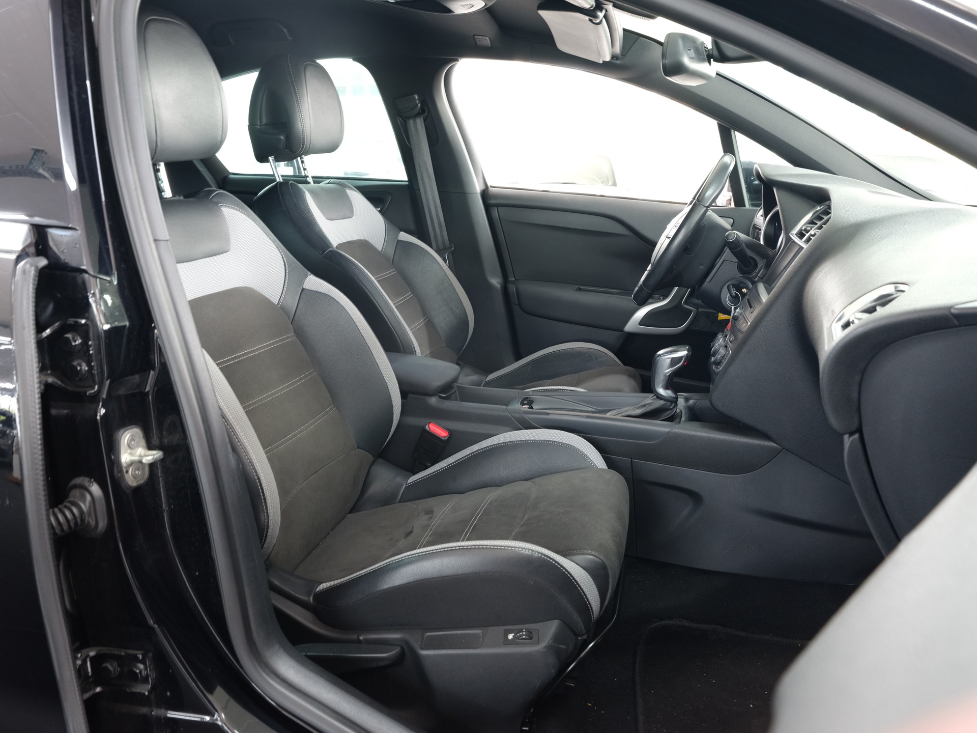 DS AUTOMOBILES DS 4 1.6 BlueHDi Performance Line Automatic *Sitzheizung* *PDC Vorne & Hinten*-image-23