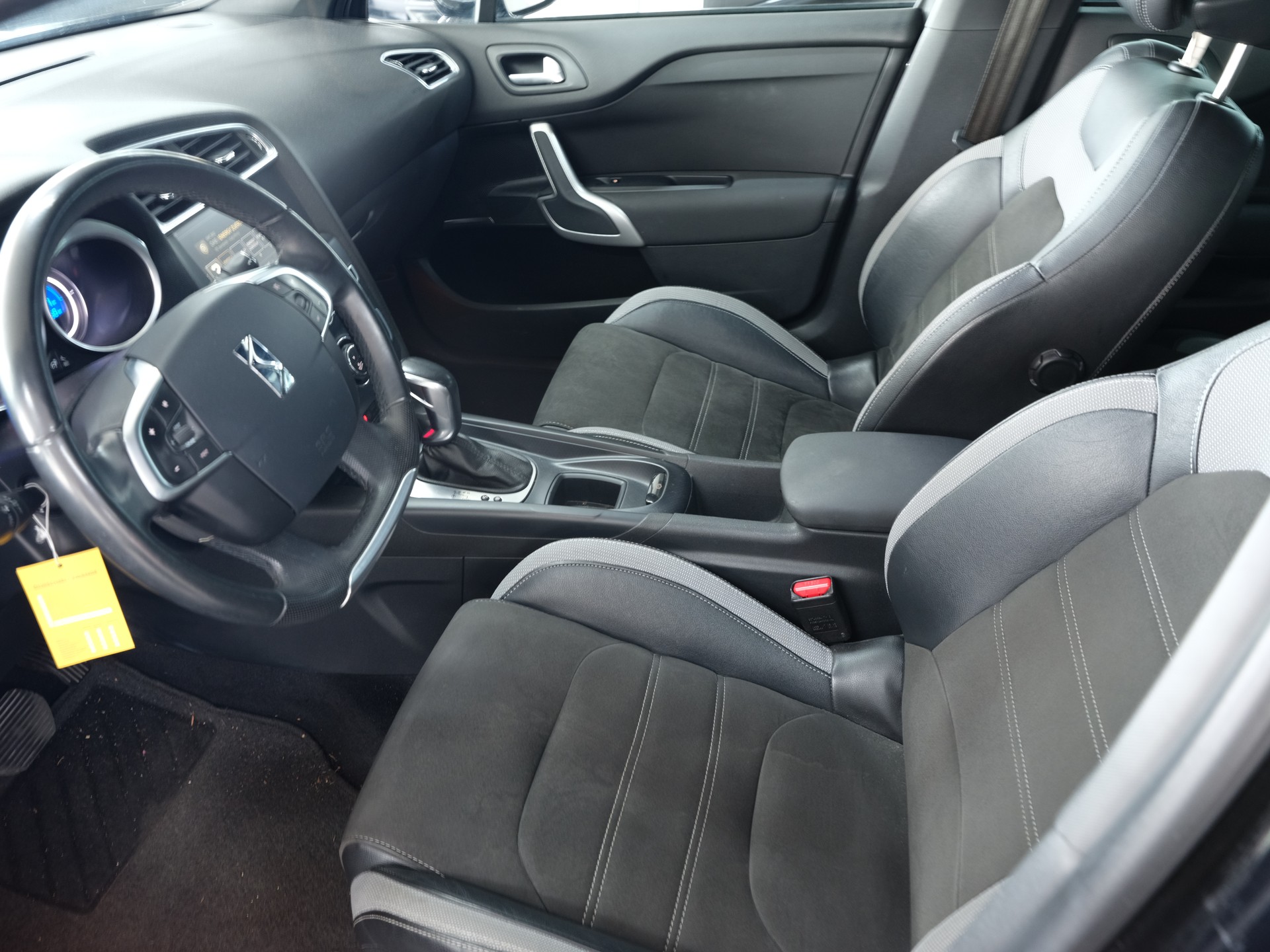 DS AUTOMOBILES DS 4 1.6 BlueHDi Performance Line Automatic *Sitzheizung* *PDC Vorne & Hinten*-image-14
