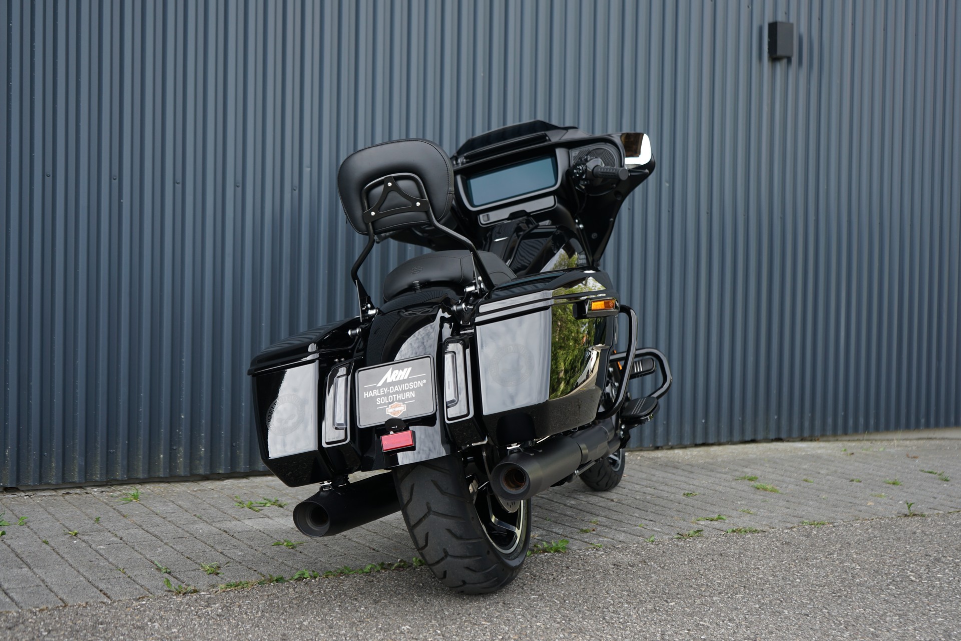 HARLEY-DAVIDSON FLHX Street Glide Black Finish 117-showroom-element-3