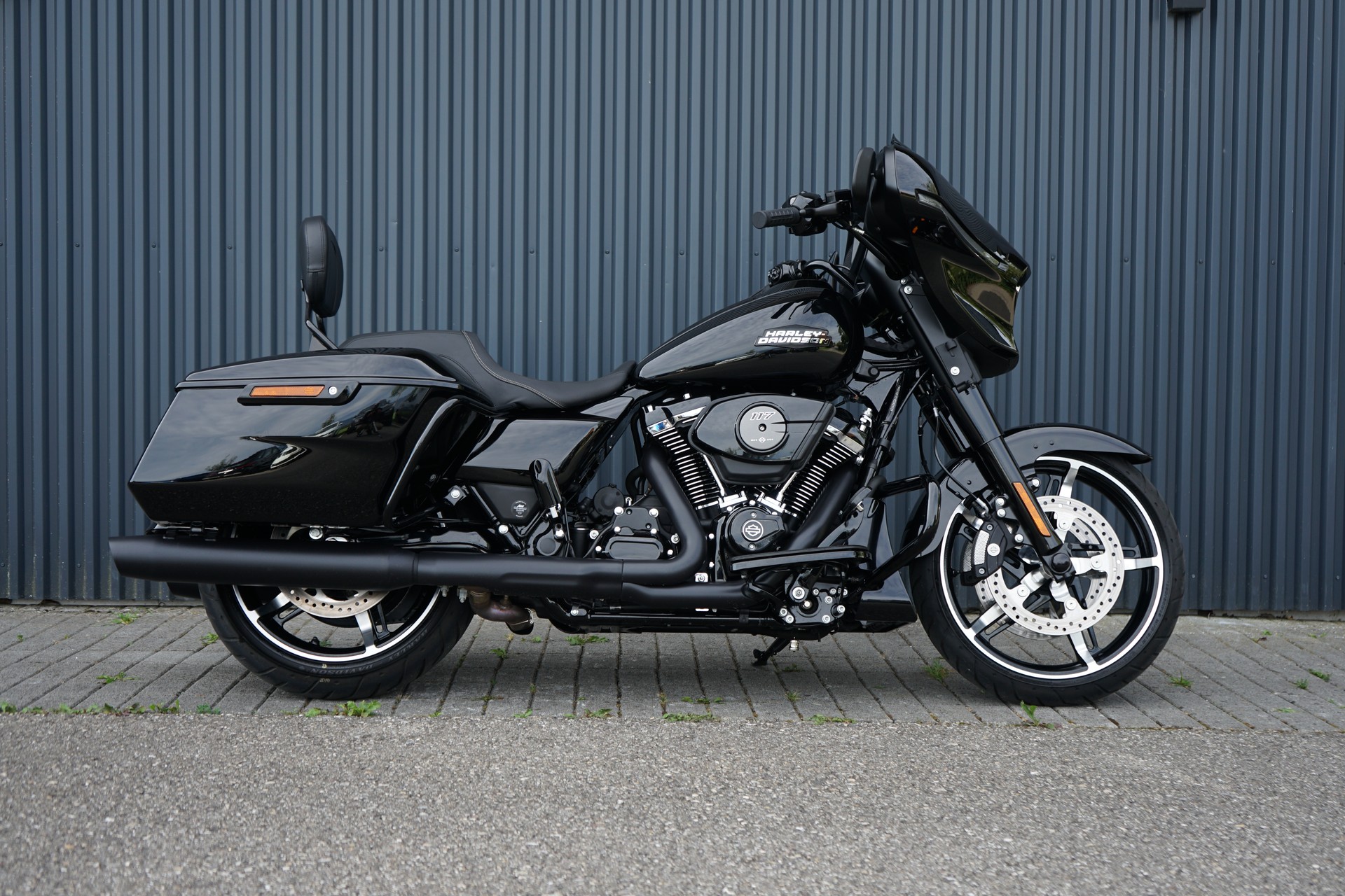 HARLEY-DAVIDSON FLHX Street Glide Black Finish 117