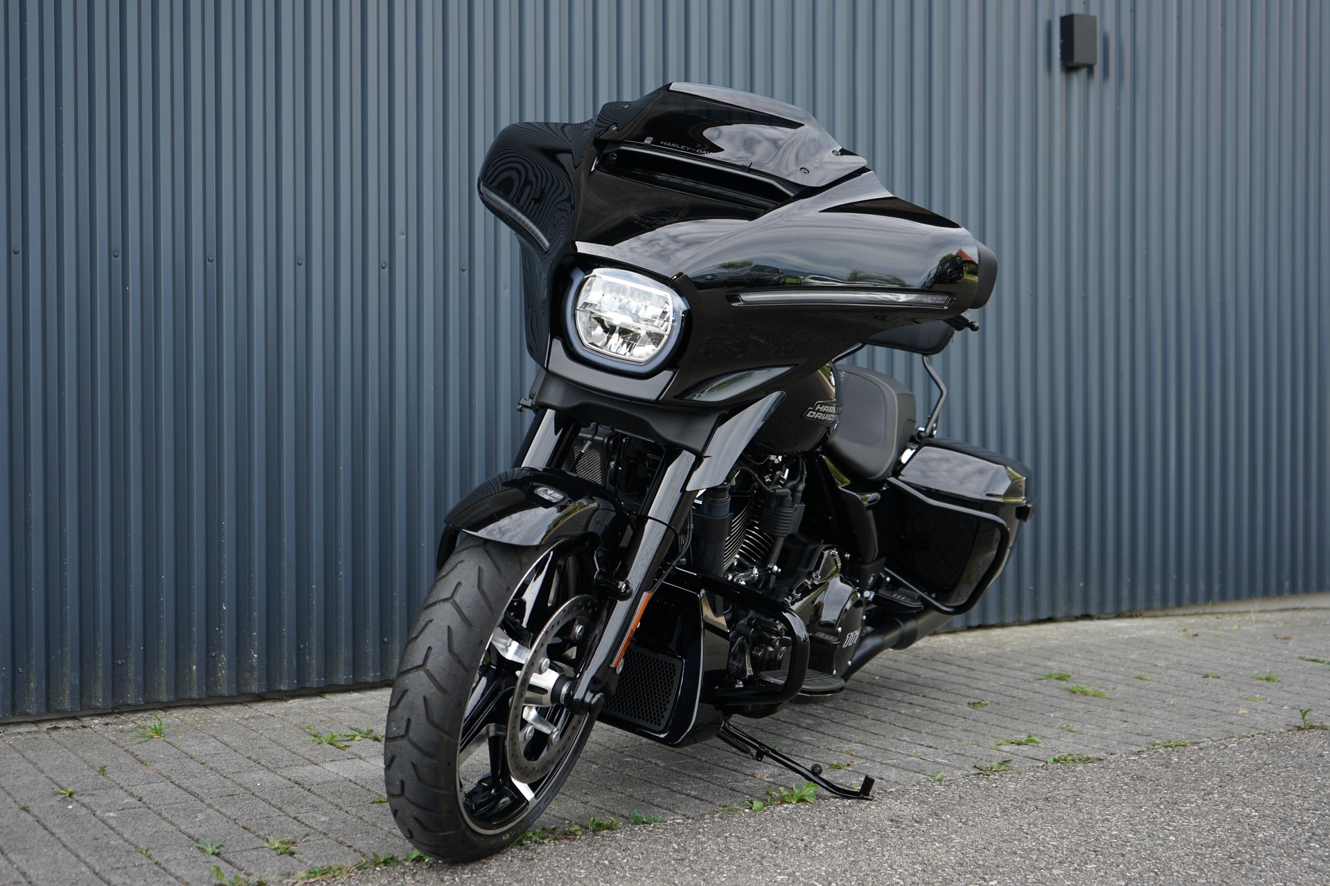 HARLEY-DAVIDSON FLHX Street Glide Black Finish 117-showroom-element-2