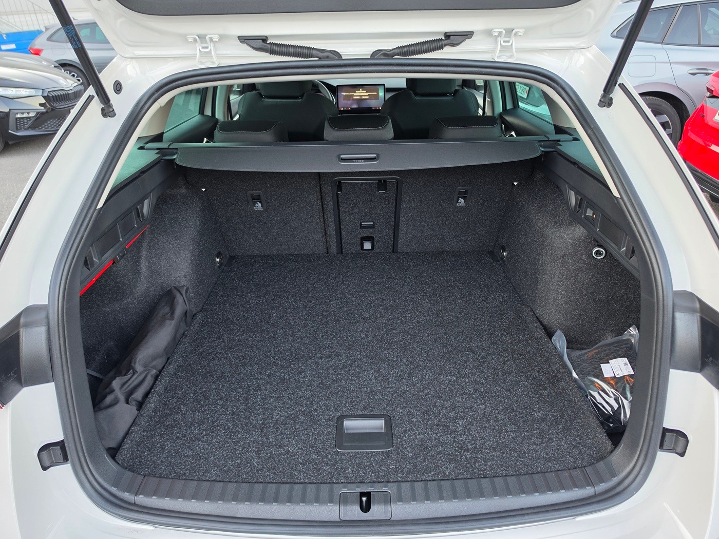SKODA Octavia Combi 1.5 TSI mHEV DSG Selection-image-5