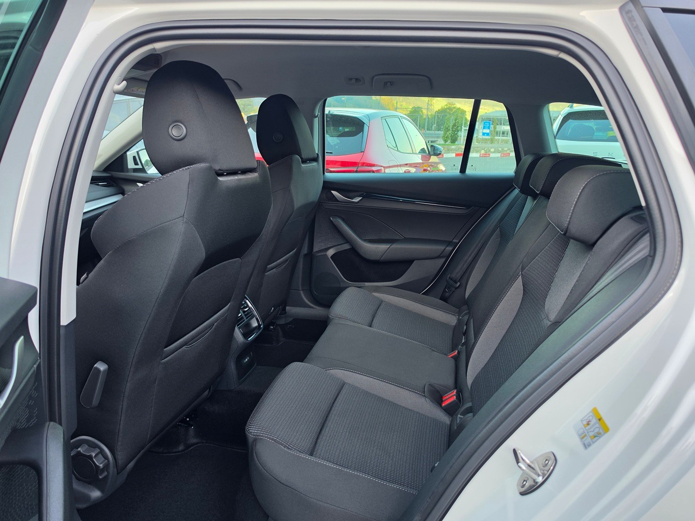 SKODA Octavia Combi 1.5 TSI mHEV DSG Selection-image-7