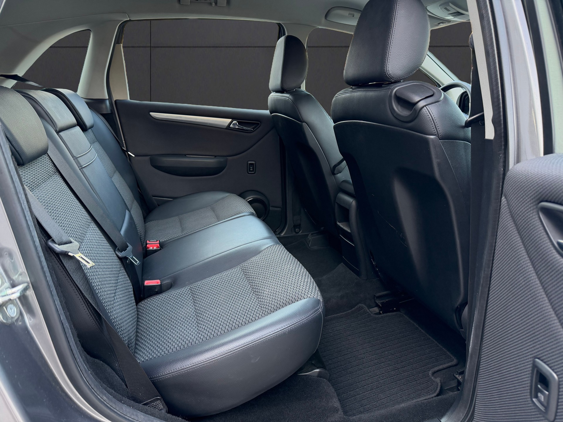 MERCEDES-BENZ B 180 Selection Autotronic-image-12