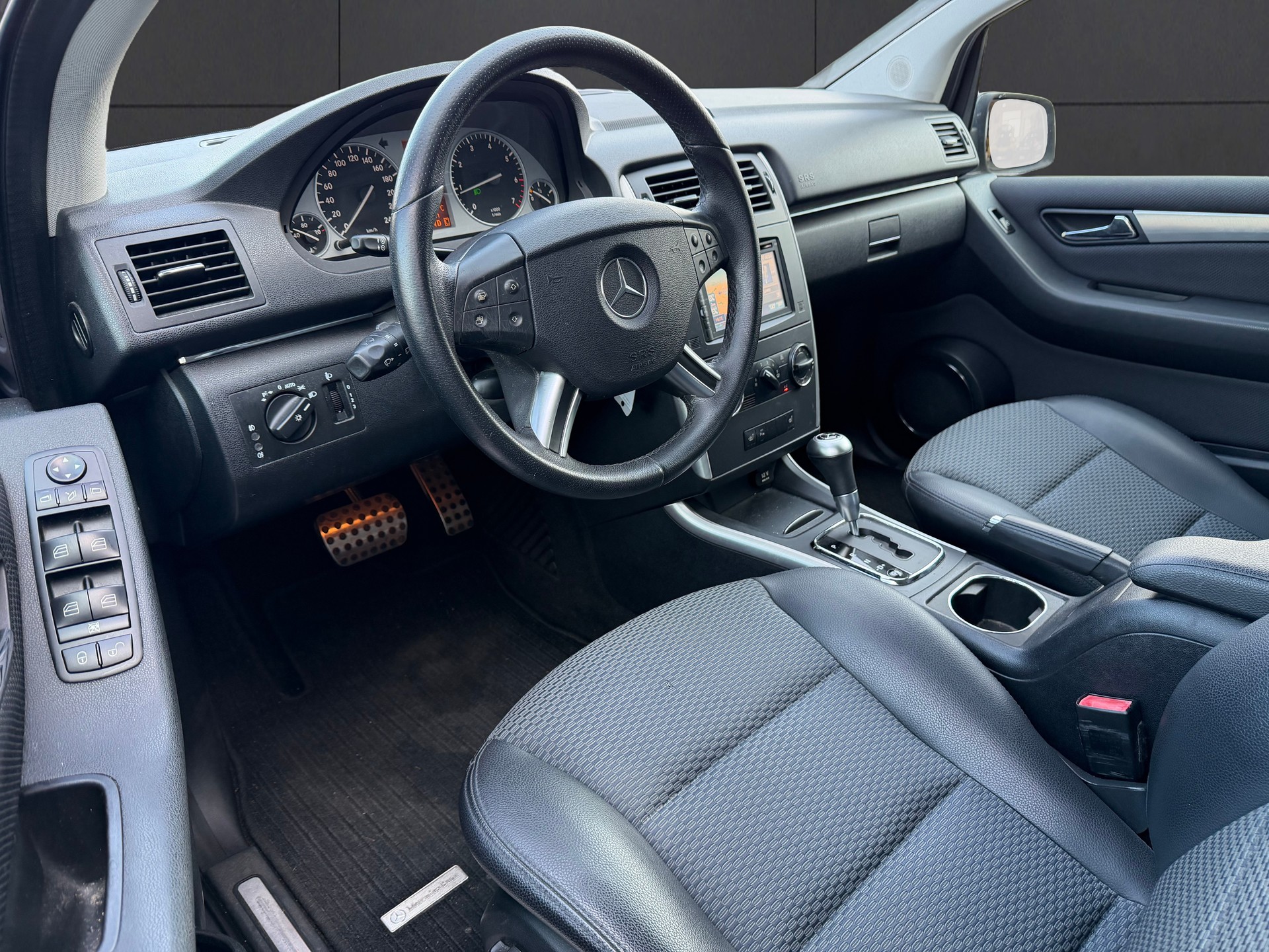 MERCEDES-BENZ B 180 Selection Autotronic-image-8