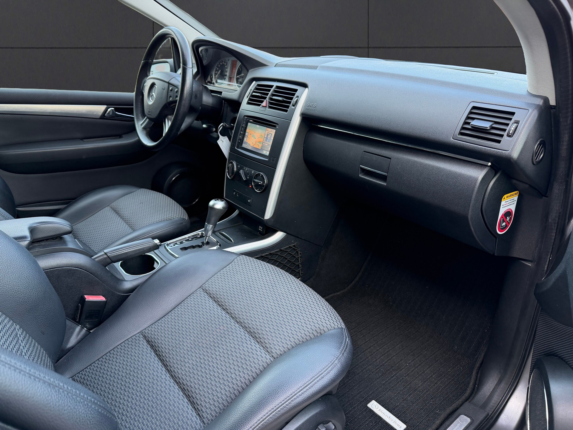 MERCEDES-BENZ B 180 Selection Autotronic-image-13