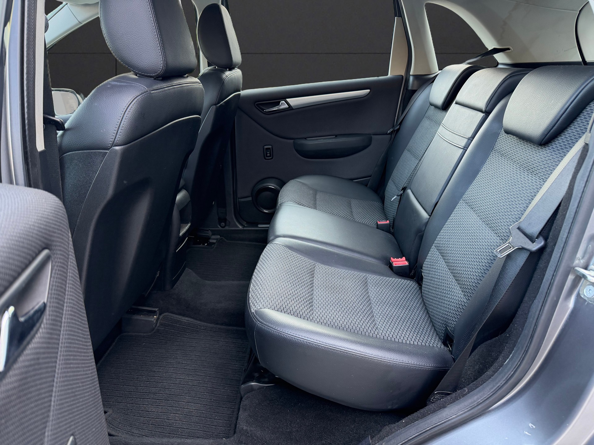 MERCEDES-BENZ B 180 Selection Autotronic-image-11