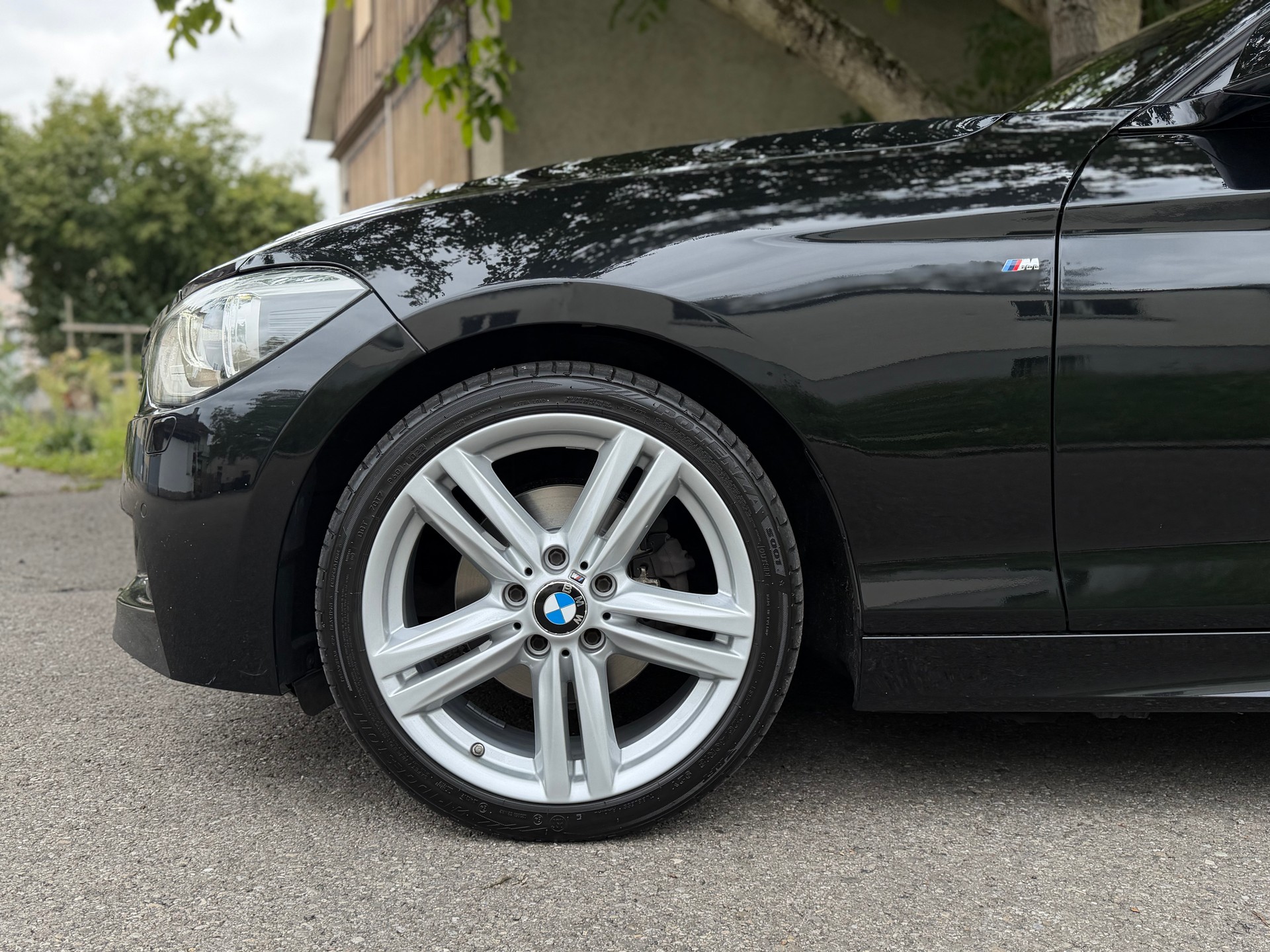 BMW 120d xDrive-showroom-element-1
